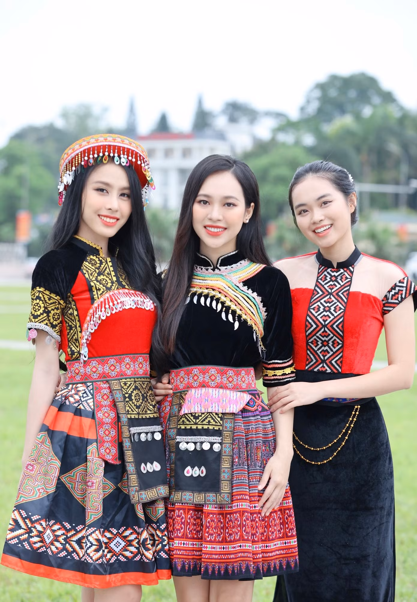 Với Á hậu Thùy Linh và Ngọc Hằng, đây đều là lần đầu tiên họ đến với vùng đất Yên Bái. Hai người đẹp cảm thấy vô cùng hấp dẫn qua những trải nghiệm ấn tượng nơi mảnh đất đa sắc màu văn hóa này. Trong khi đó, người đẹp Phương Anh cho biết cô mới chỉ đến Yên Bái một lần, cách đây cũng đã khá lâu. Ấn tượng của người đẹp về nơi đây là thiên nhiên hoang sơ, yên bình.