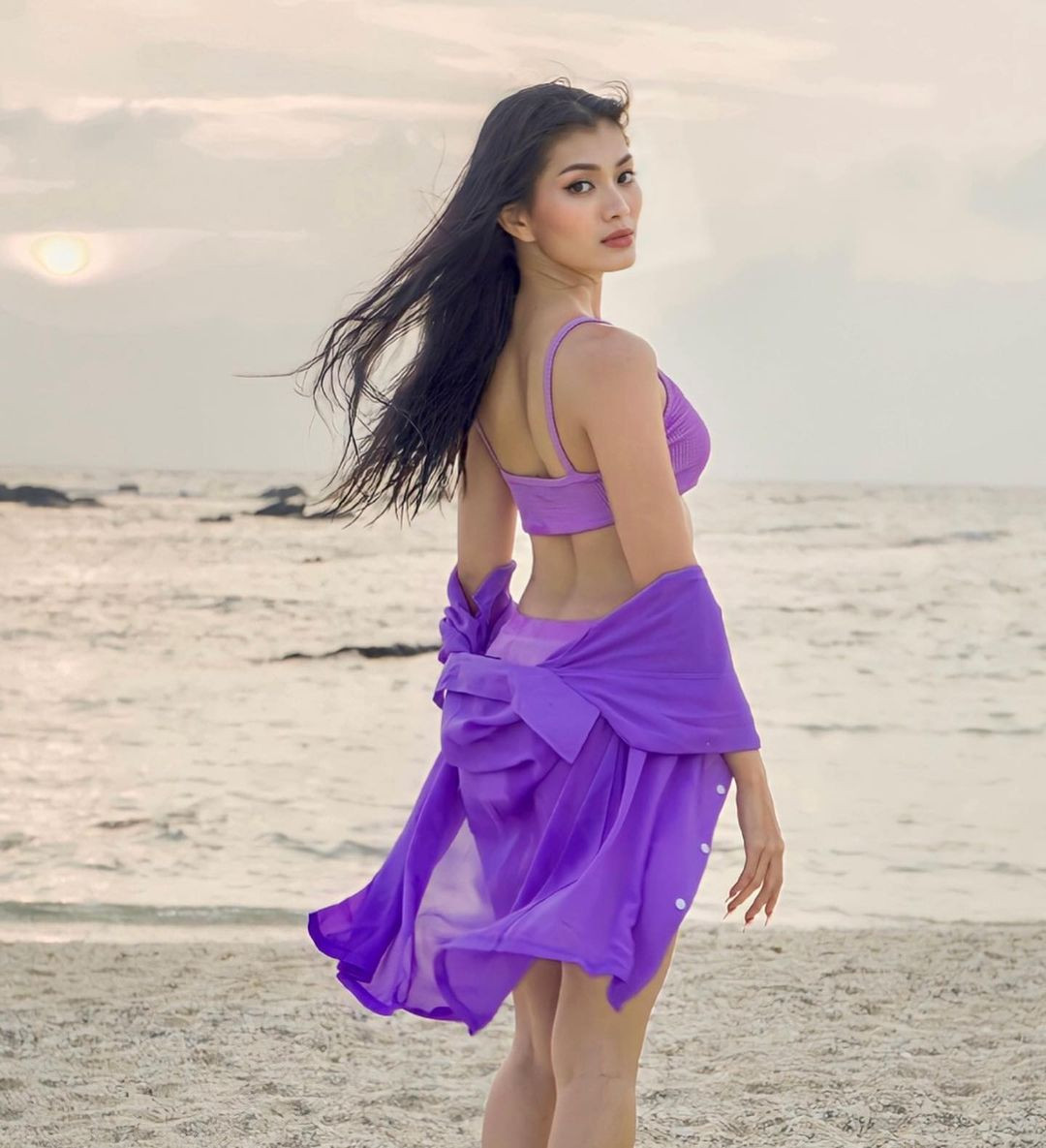 Theo trang chủ Miss Grand International, Ni Ni Lin Eain, 23 tuổi, cao 1,73 m, là người mẫu ở Myanmar. Cô theo học chuyên ngành Xây dựng ở Học viện BCA, Singapore. Hiện tại, Ni Ni Lin Eain hoạt động người mẫu tự do ở phía Bắc đảo quốc sư tử.