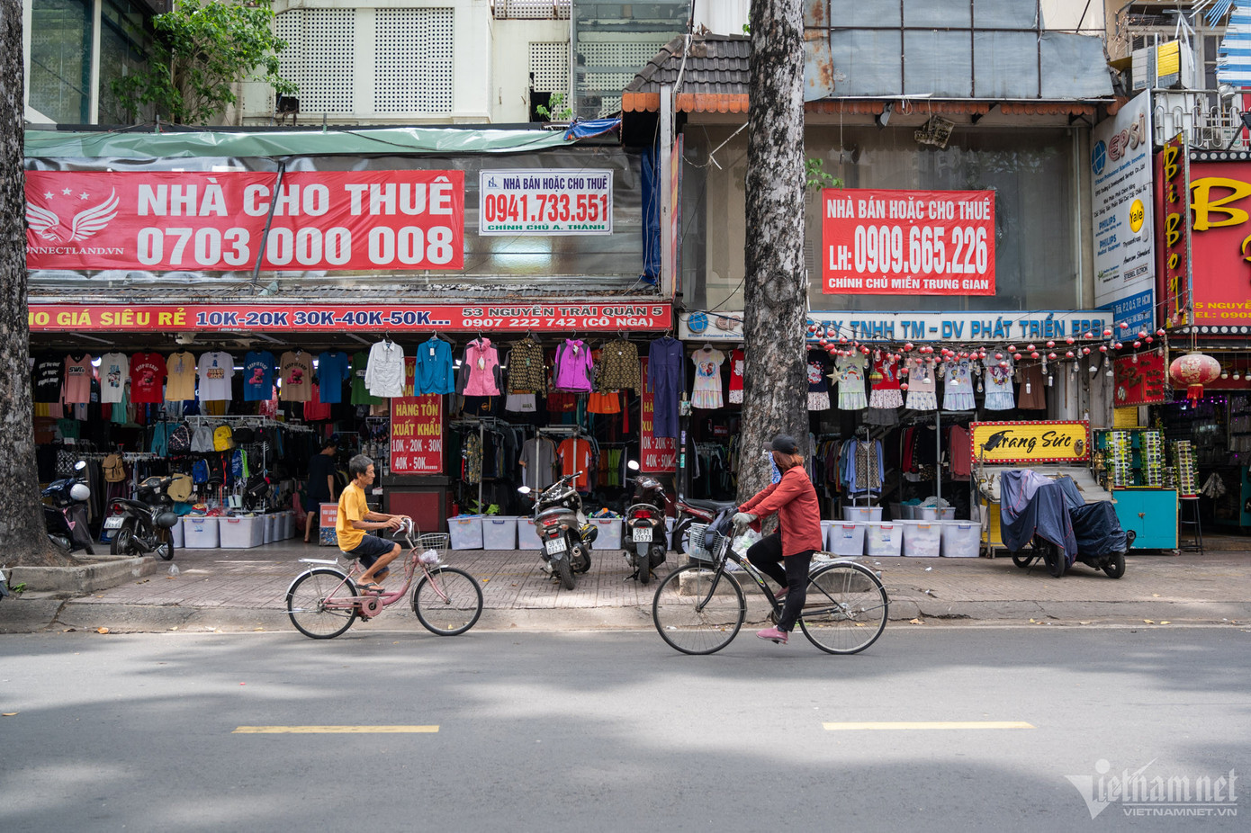 Dù vào cuối tuần, phần lớn các cửa hàng thời trang vẫn tương đối ảm đạm, vắng vẻ khách ra vào.