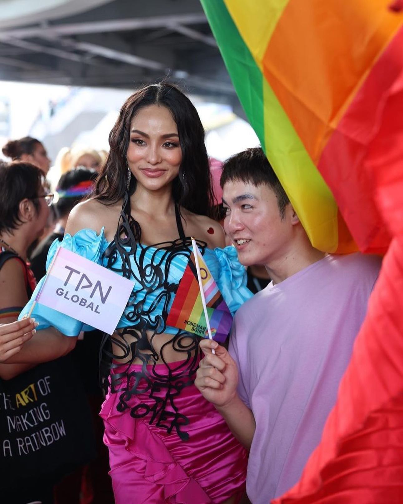 Người đẹp KT Krongthong diện trang phục ấn tượng, rực rỡ màu sắc khi tham gia diễu hành trên đường phố. KT Krongthong cũng là thí sinh ấn tượng của Hoa hậu Hoàn vũ Thái Lan 2023.