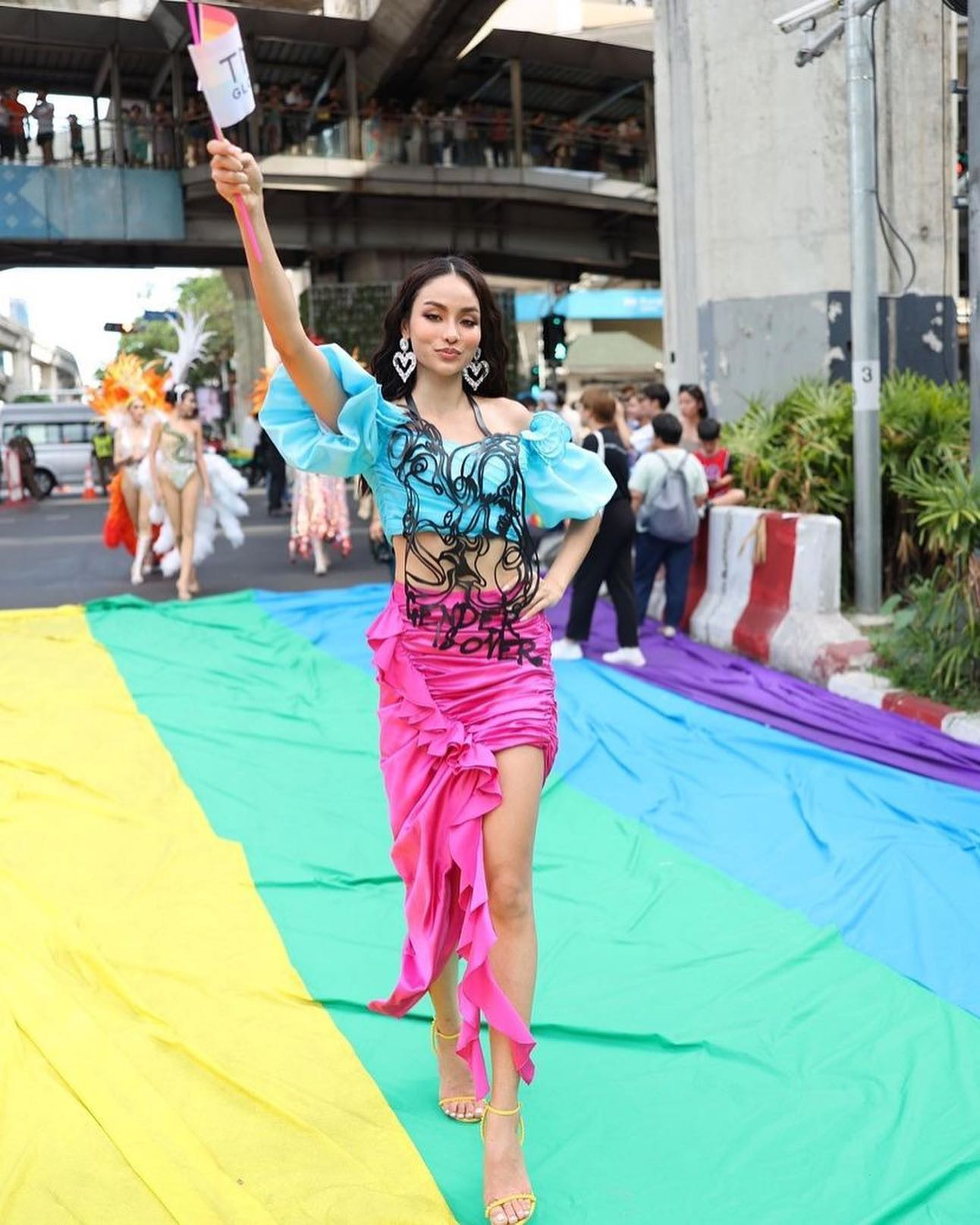 Người đẹp KT Krongthong diện trang phục ấn tượng, rực rỡ màu sắc khi tham gia diễu hành trên đường phố. KT Krongthong cũng là thí sinh ấn tượng của Hoa hậu Hoàn vũ Thái Lan 2023.