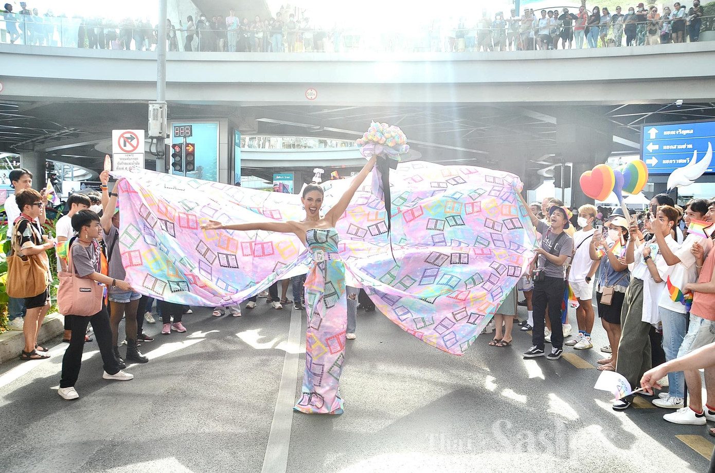 Á hậu 1 tại Hoa hậu Hoàn vũ Thái Lan 2020 - Veena Praveenar Singh hóa thành cô dâu xinh đẹp với bộ trang phục cầu kỳ, lộng lẫy. Năm nay, Veena Praveenar Singh quay trở lại với Hoa hậu Hoàn vũ Thái Lan 2023, được đánh giá là thí sinh sáng giá. Cô là người Ấn gốc Thái, cao 1,78 m, tốt nghiệp hai chuyên ngành tiếng Nga và Nghệ thuật tự do tại Đại học Thammasat. Cô thông thạo tiếng Anh và Nga. Veena từng thi Hoa hậu Hoàn vũ Thái Lan năm 2018, giành ngôi Á hậu hai.