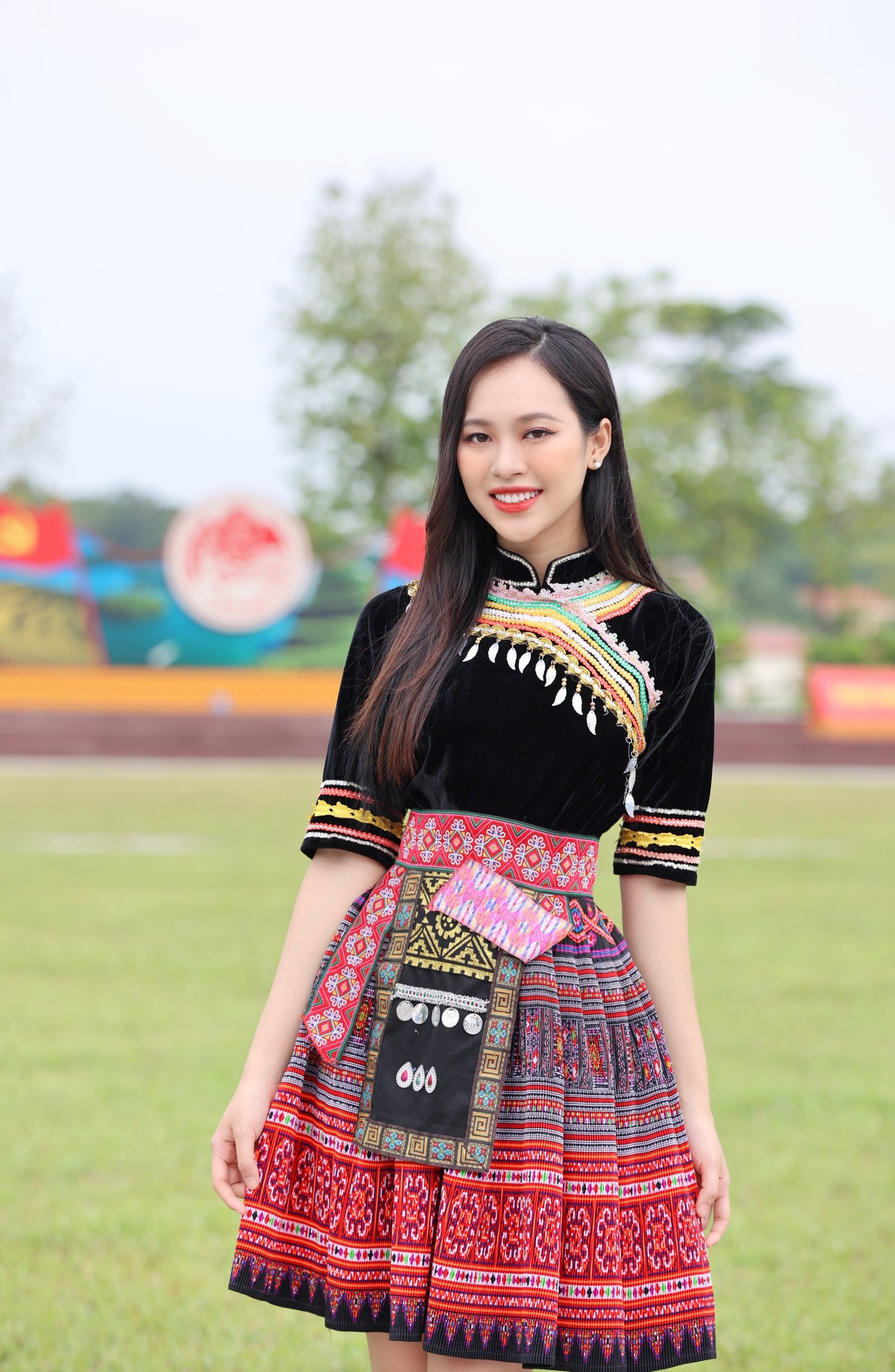 Á hậu Thùy Linh nền nã với trang phục thổ cẩm. Người đẹp chia sẻ, Yên Bái có nhiều lợi thế về danh lam thắng cảnh, di tích lịch sử và các sản phẩm du lịch độc đáo. Với tiềm năng và thế mạnh sẵn có của thiên nhiên và con người Yên Bái, cô tin rằng vùng đất này sẽ luôn là điểm đến thân thiện và hấp dẫn với du khách trong và ngoài nước.