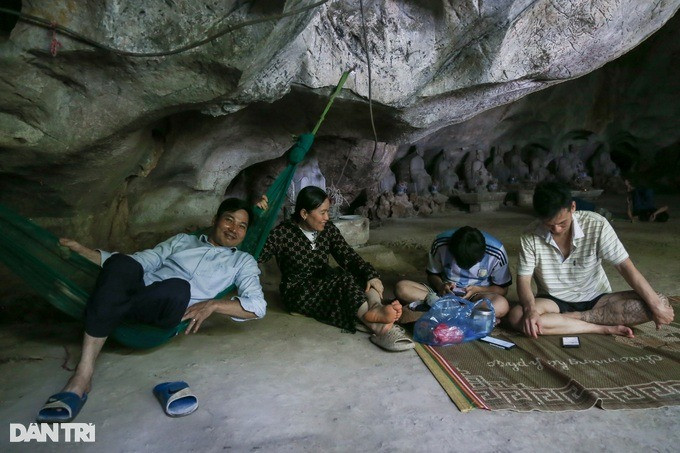 Gia đình bà Như ở trong hang động đến khi có điện mới về nhà.