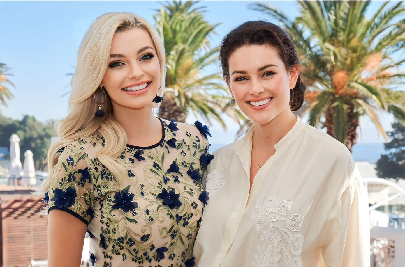 Nữ doanh nhân Carol Bouwer (ảnh trái) đã mua lại bản quyền Miss World ở Nam Phi. Hoa hậu Thế giới 2021 Karolina Bielawska và Hoa hậu Thế giới 2014 người Nam Phi - Rolene Strauss (ảnh phải).