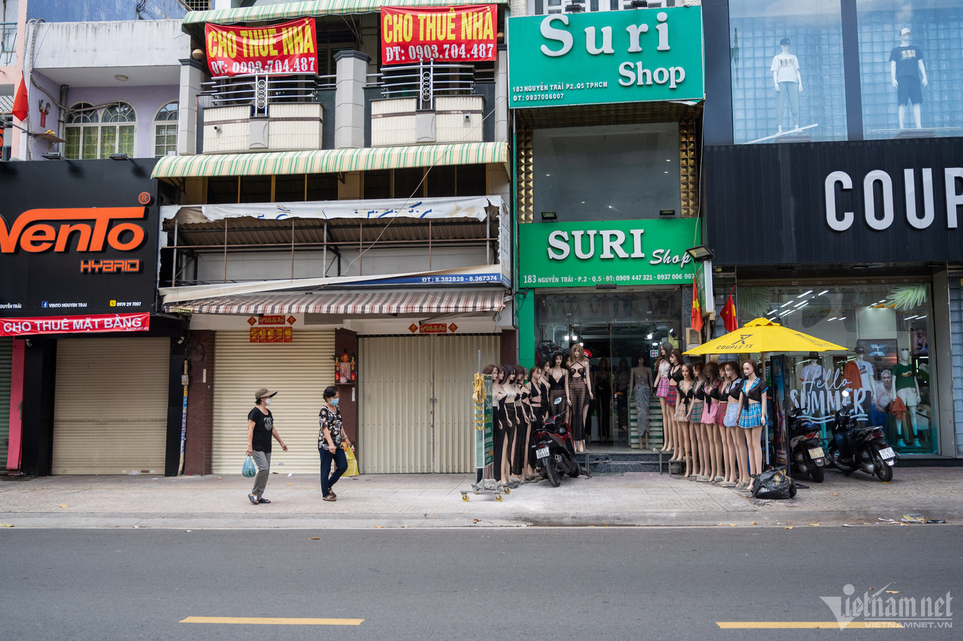Con đường Nguyễn Trãi (quận 5, TP.HCM) được mệnh danh là “thiên đường mua sắm” với hàng loạt cửa hàng thời trang, thương hiệu lớn nhỏ, buôn bán sầm uất, nay bỗng rơi vào cảnh ế ẩm, đìu hiu.