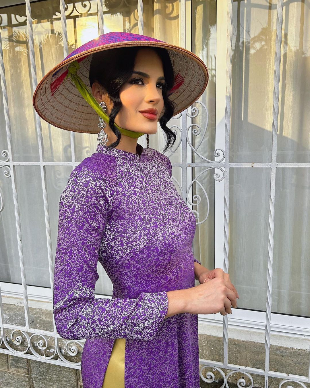 Tạo hình dịu dàng và nền nã của Valentina Martínez nhận được nhiều lời khen ngợi của khán giả Việt Nam. Trước đó, nhiều người đẹp Hoa hậu Hòa bình Thái Lan cũng mặc áo dài, tuy nhiên gây tranh cãi vì quá hở hang, không phù hợp.