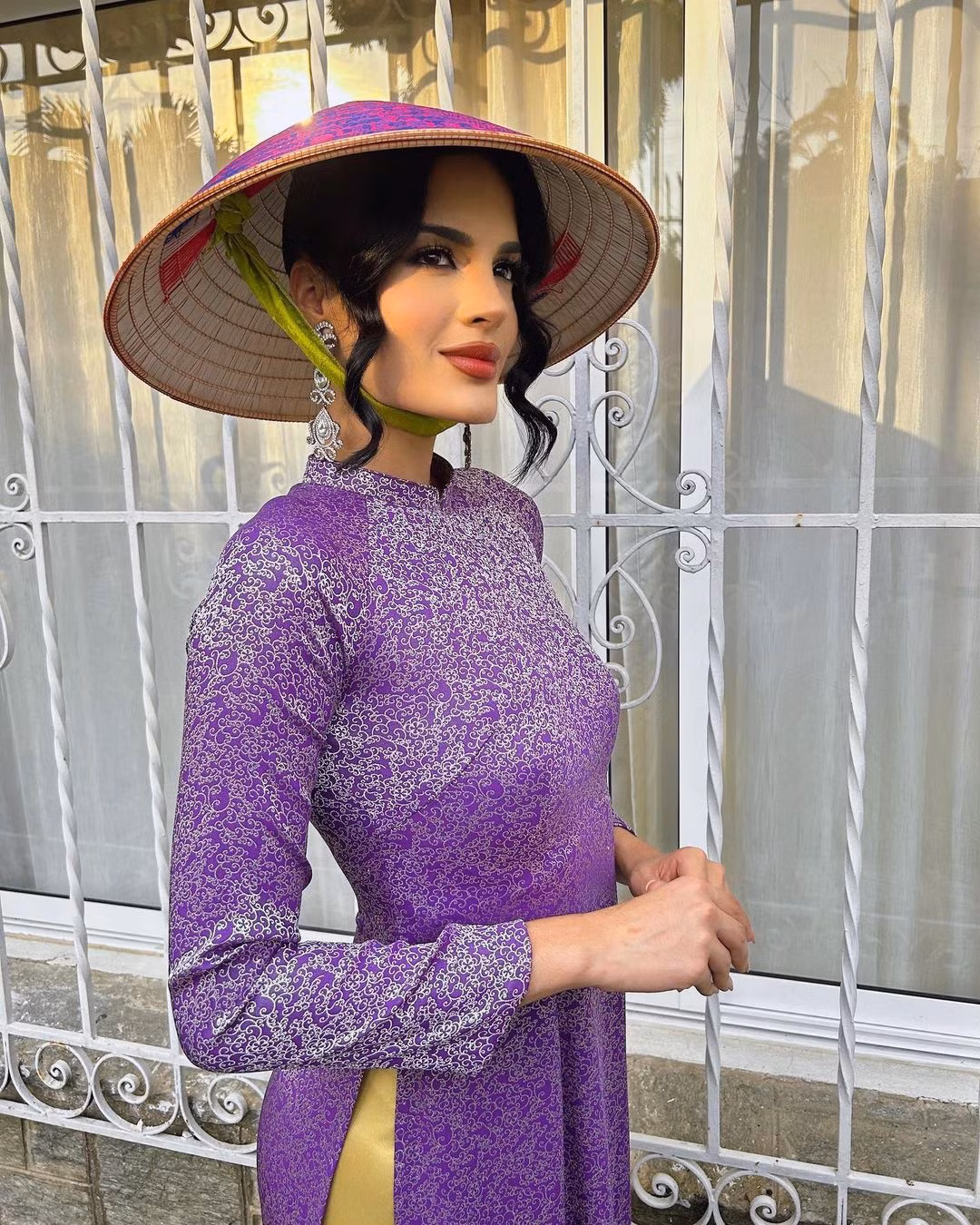 Tạo hình dịu dàng và nền nã của Valentina Martínez nhận được nhiều lời khen ngợi của khán giả Việt Nam. Trước đó, nhiều người đẹp Hoa hậu Hòa bình Thái Lan cũng mặc áo dài, tuy nhiên gây tranh cãi vì quá hở hang, không phù hợp.