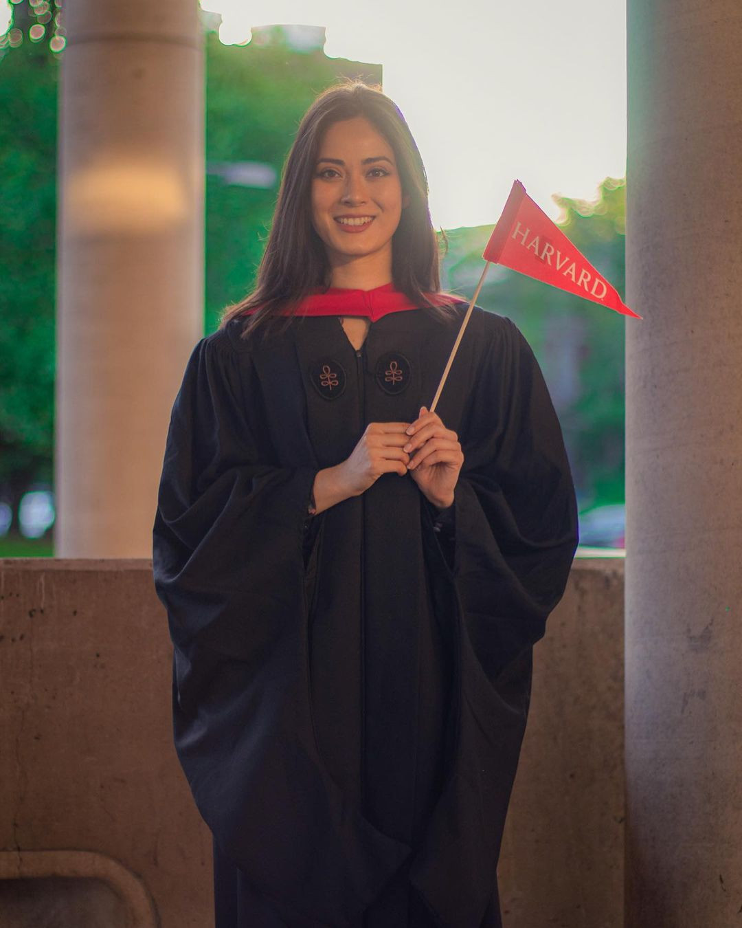 Hình ảnh Shrinkhala Khatiwada trong lễ tốt nghiệp thạc sĩ chuyên ngành Quản lý đô thị tại Đại học Harvard.