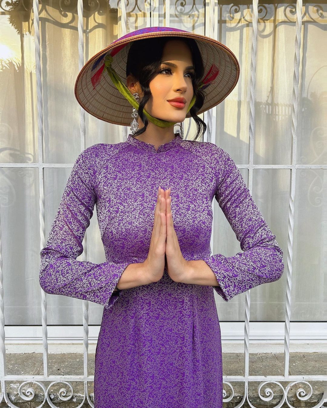 Tạo hình dịu dàng và nền nã của Valentina Martínez nhận được nhiều lời khen ngợi của khán giả Việt Nam. Trước đó, nhiều người đẹp Hoa hậu Hòa bình Thái Lan cũng mặc áo dài, tuy nhiên gây tranh cãi vì quá hở hang, không phù hợp.