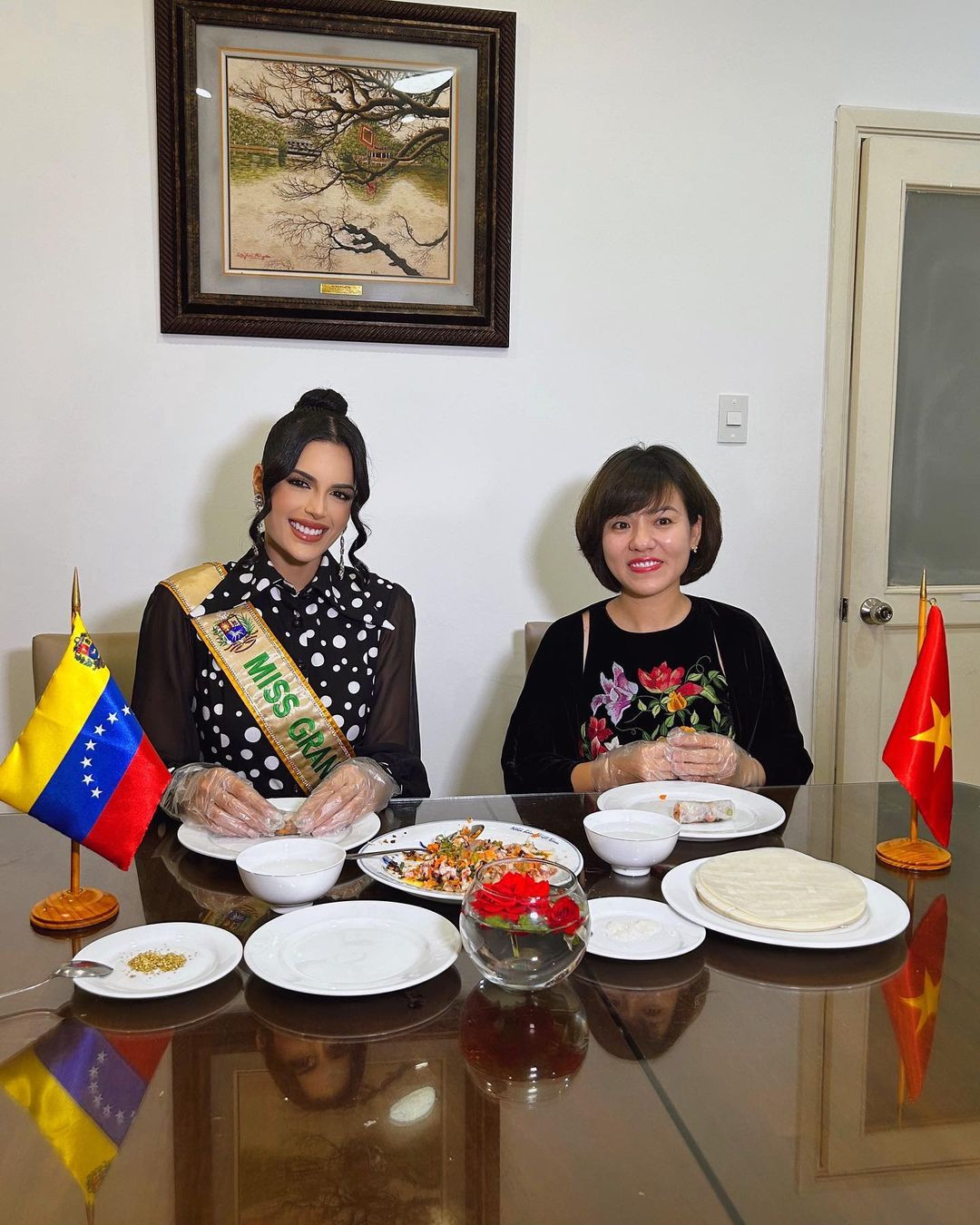 Valentina Martínez cũng mặc áo dài khi tới thăm Đại sứ quán Việt Nam ở Venezuela và thích thú khi tự tay làm các món ăn truyền thống của Việt Nam. "Cảm ơn Đại sứ quán Việt Nam vì đã chào đón nhiệt tình và giúp tôi trải nghiệm văn hóa truyền thống của các bạn. Hẹn gặp lại Việt Nam", cô viết.