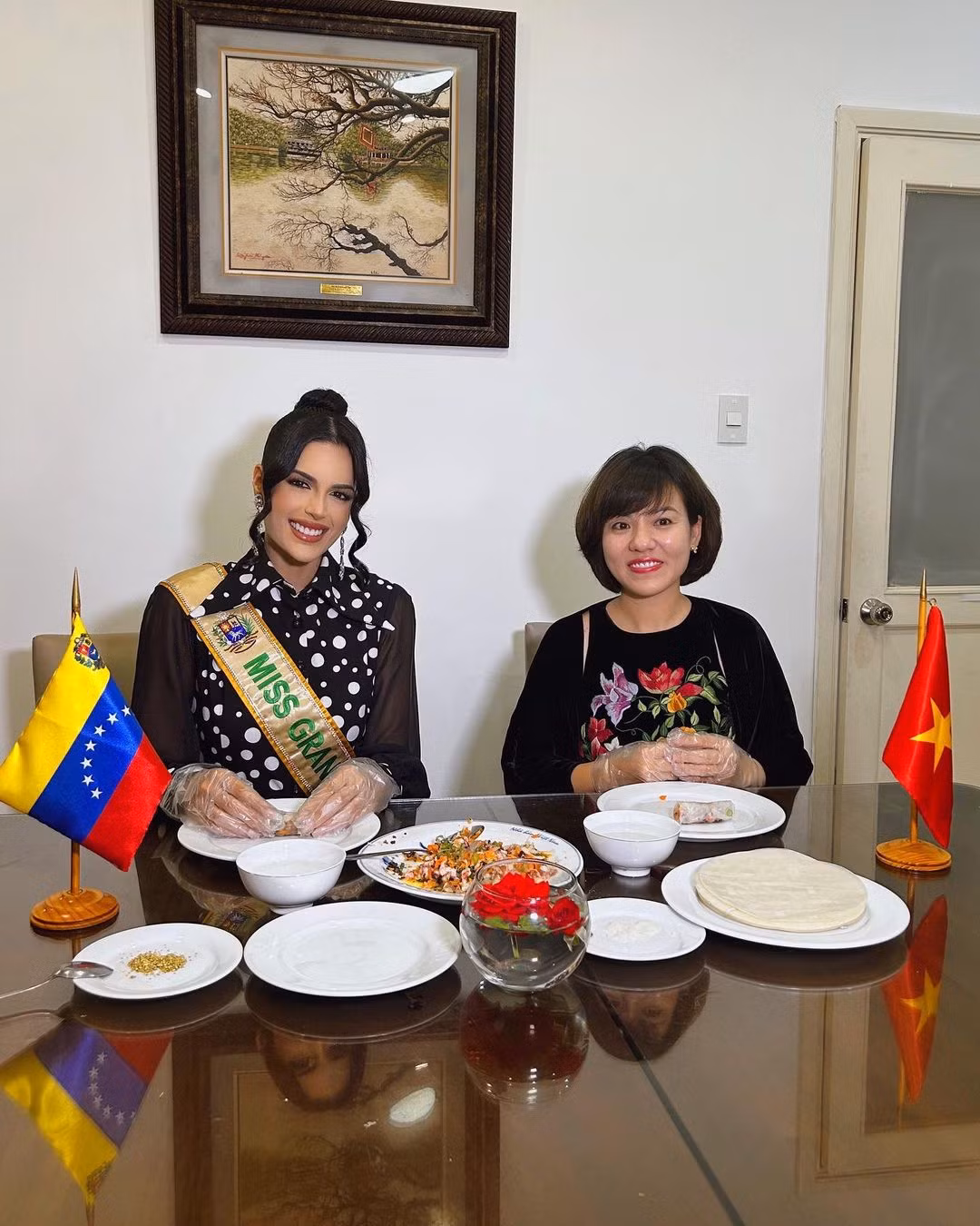 Valentina Martínez cũng mặc áo dài khi tới thăm Đại sứ quán Việt Nam ở Venezuela và thích thú khi tự tay làm các món ăn truyền thống của Việt Nam. "Cảm ơn Đại sứ quán Việt Nam vì đã chào đón nhiệt tình và giúp tôi trải nghiệm văn hóa truyền thống của các bạn. Hẹn gặp lại Việt Nam", cô viết.