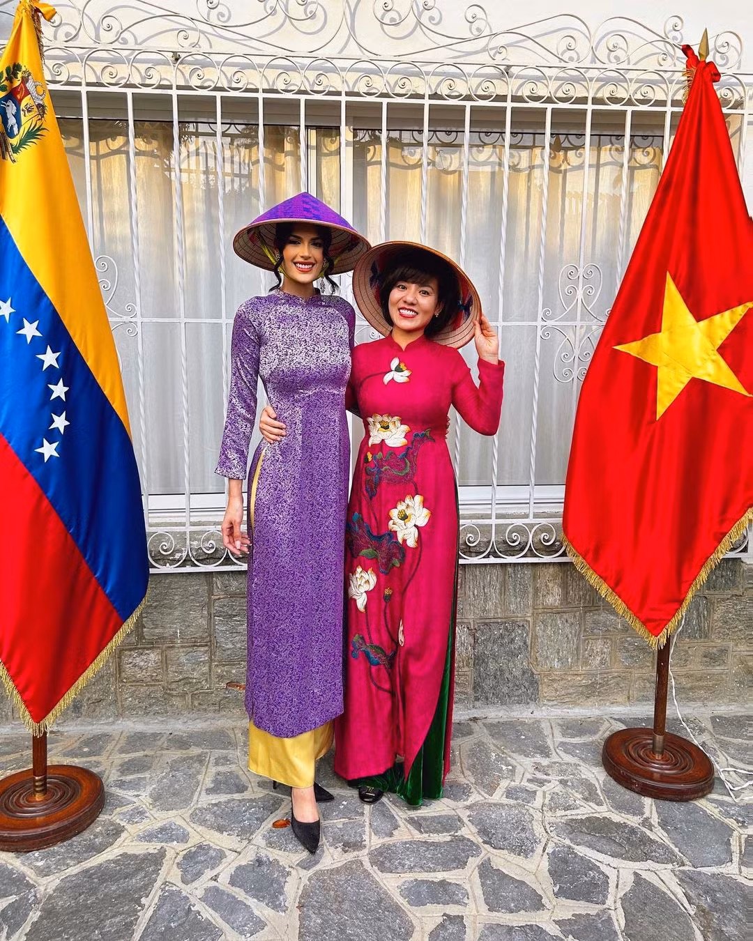 Valentina Martínez cũng mặc áo dài khi tới thăm Đại sứ quán Việt Nam ở Venezuela và thích thú khi tự tay làm các món ăn truyền thống của Việt Nam. "Cảm ơn Đại sứ quán Việt Nam vì đã chào đón nhiệt tình và giúp tôi trải nghiệm văn hóa truyền thống của các bạn. Hẹn gặp lại Việt Nam", cô viết.