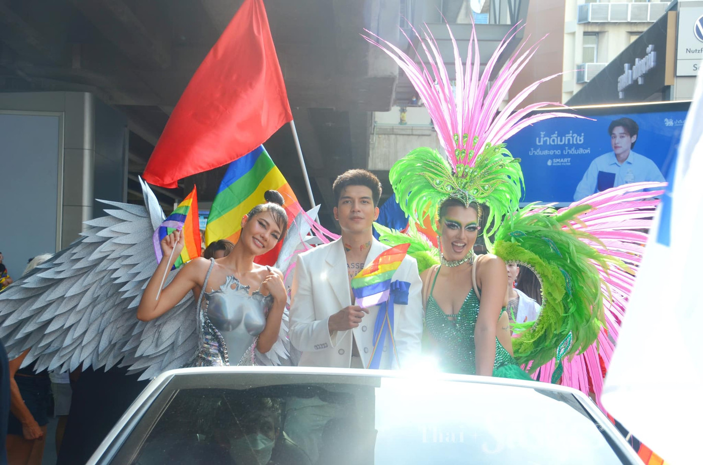 Ngày 4/6, nhiều hoa hậu, á hậu nổi tiếng Thái Lan cùng tham dự sự kiện diễu hành Bangkok Pride. Các người đẹp diện trang phục lộng lẫy, đi qua các tuyến đường chính của thủ đô Bangkok. Hoa hậu Hoàn vũ Thái Lan 2021 Anchilee Scott-Kemmis diện bộ trang phục màu xanh lấy cảm hứng từ lễ hội carnival.
