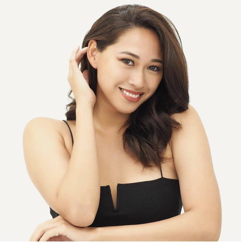 Bộ ảnh được thực hiện với phong cách đơn giản. Thí sinh mặc váy màu đen, trang điểm, làm tóc nhẹ nhàng.