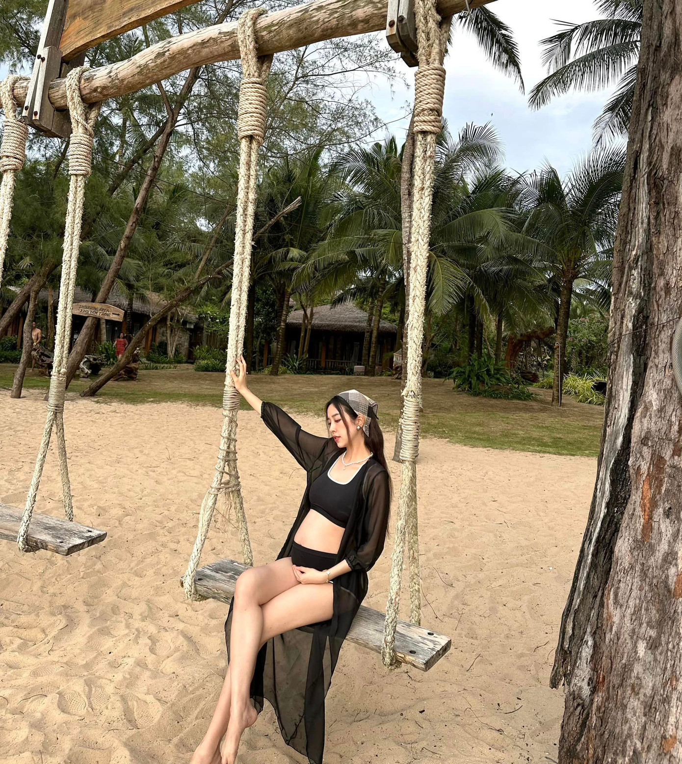 "Tôi nghĩ khoảnh khắc lần đầu làm mẹ rất thiêng liêng. Tôi cũng muốn chia sẻ với mọi người hình ảnh con gái nhưng bây giờ bé vẫn còn quá nhỏ, chưa phải thời điểm thích hợp", cô chia sẻ.