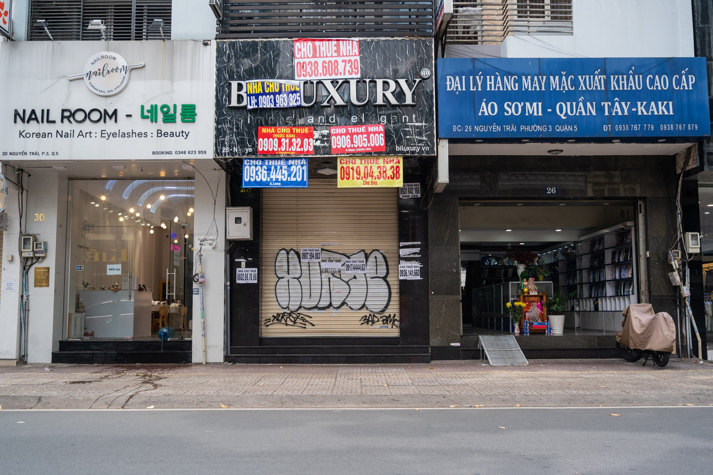 Với tình trạng vắng khách đã nhiều tháng, nếu không đủ chi phí duy trì, các ông bà chủ đầu tư kinh doanh buộc phải trả lại mặt bằng. Suốt cả tuyến phố, không khó để bắt gặp những biển rao vặt cho thuê nhà.