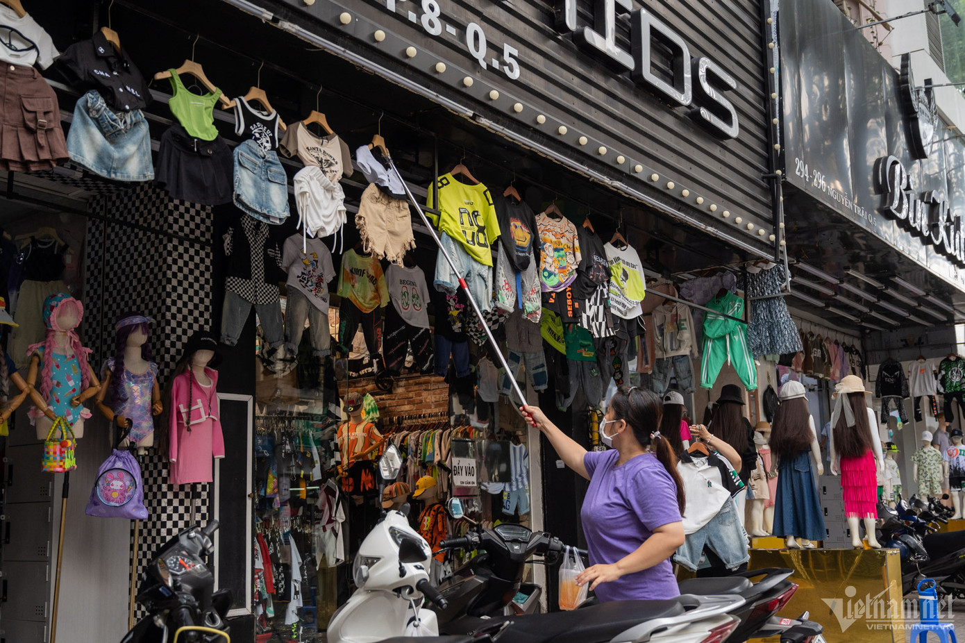 Một ngày đầu tháng 6, vào lúc 10h sáng, nhiều cửa hàng thời trang mới bắt đầu mở cửa, bày hàng bán.