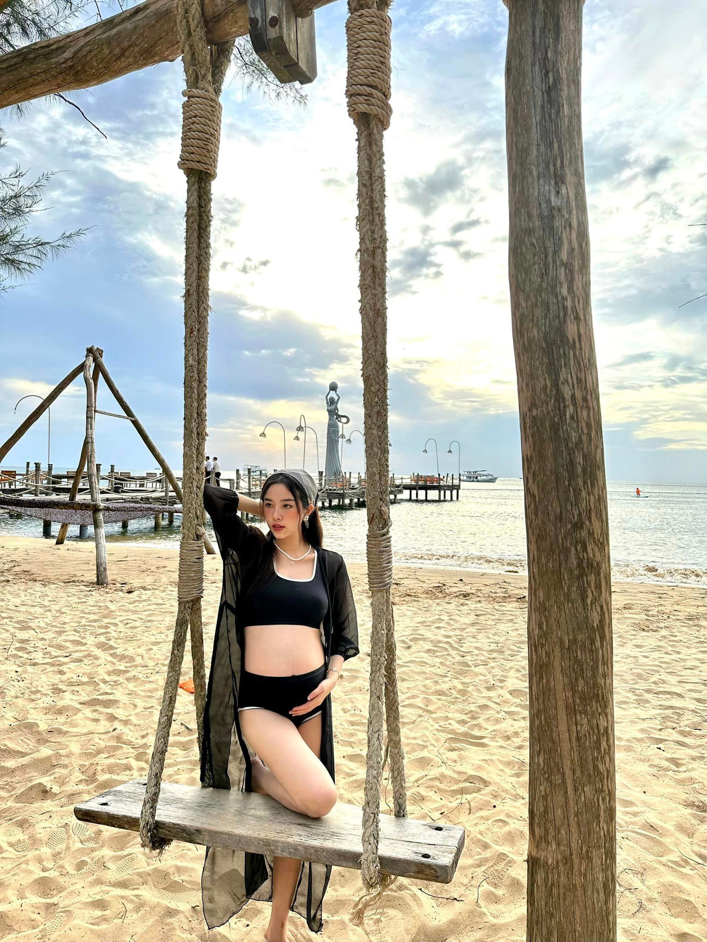 "Tôi nghĩ khoảnh khắc lần đầu làm mẹ rất thiêng liêng. Tôi cũng muốn chia sẻ với mọi người hình ảnh con gái nhưng bây giờ bé vẫn còn quá nhỏ, chưa phải thời điểm thích hợp", cô chia sẻ.