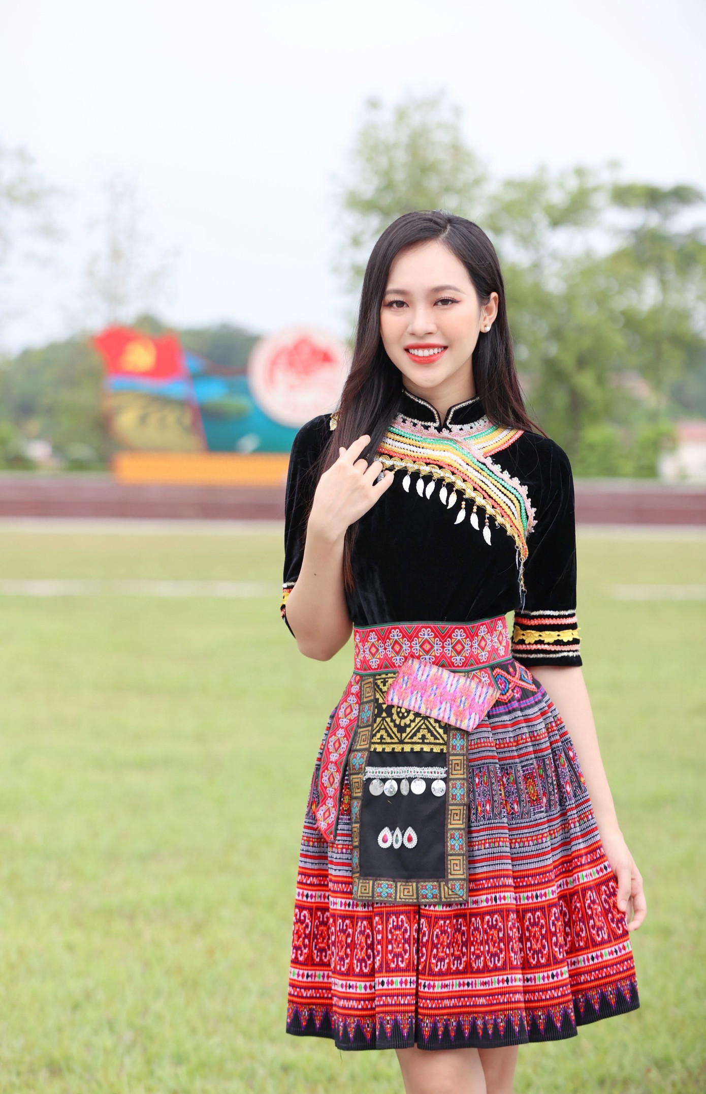 Á hậu Thùy Linh nền nã với trang phục thổ cẩm. Người đẹp chia sẻ, Yên Bái có nhiều lợi thế về danh lam thắng cảnh, di tích lịch sử và các sản phẩm du lịch độc đáo. Với tiềm năng và thế mạnh sẵn có của thiên nhiên và con người Yên Bái, cô tin rằng vùng đất này sẽ luôn là điểm đến thân thiện và hấp dẫn với du khách trong và ngoài nước.