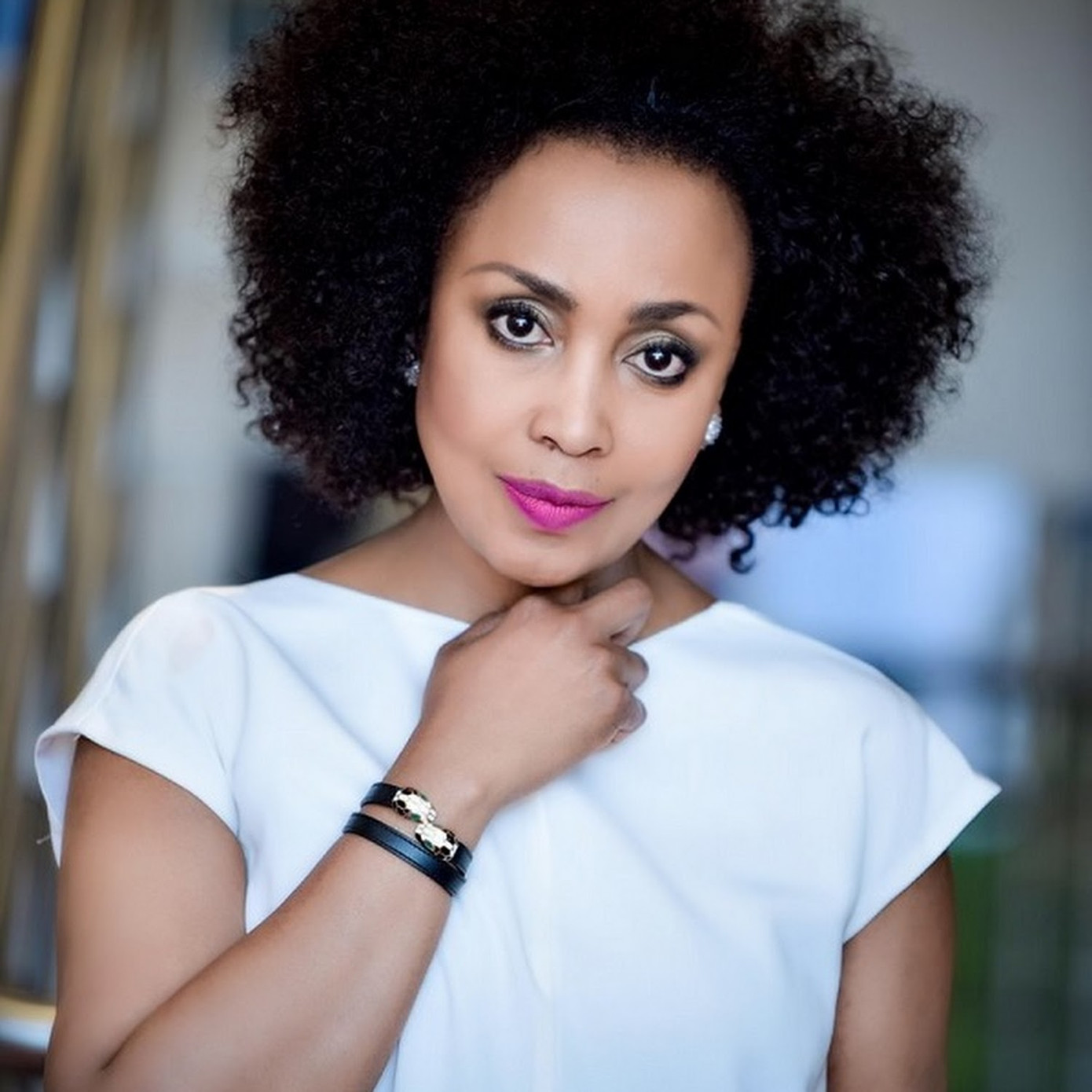 Nữ doanh nhân Carol Bouwer (ảnh trái) đã mua lại bản quyền Miss World ở Nam Phi. Hoa hậu Thế giới 2021 Karolina Bielawska và Hoa hậu Thế giới 2014 người Nam Phi - Rolene Strauss (ảnh phải).