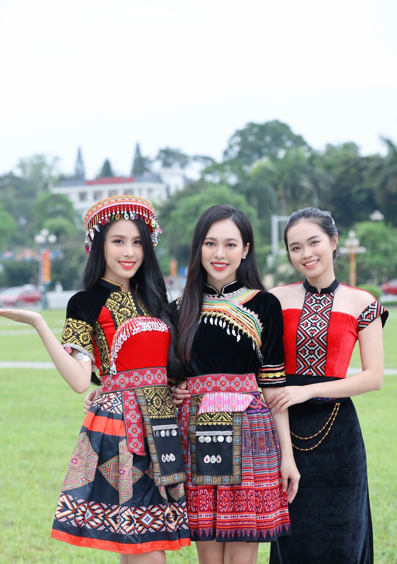 Với Á hậu Thùy Linh và Ngọc Hằng, đây đều là lần đầu tiên họ đến với vùng đất Yên Bái. Hai người đẹp cảm thấy vô cùng hấp dẫn qua những trải nghiệm ấn tượng nơi mảnh đất đa sắc màu văn hóa này. Trong khi đó, người đẹp Phương Anh cho biết cô mới chỉ đến Yên Bái một lần, cách đây cũng đã khá lâu. Ấn tượng của người đẹp về nơi đây là thiên nhiên hoang sơ, yên bình.