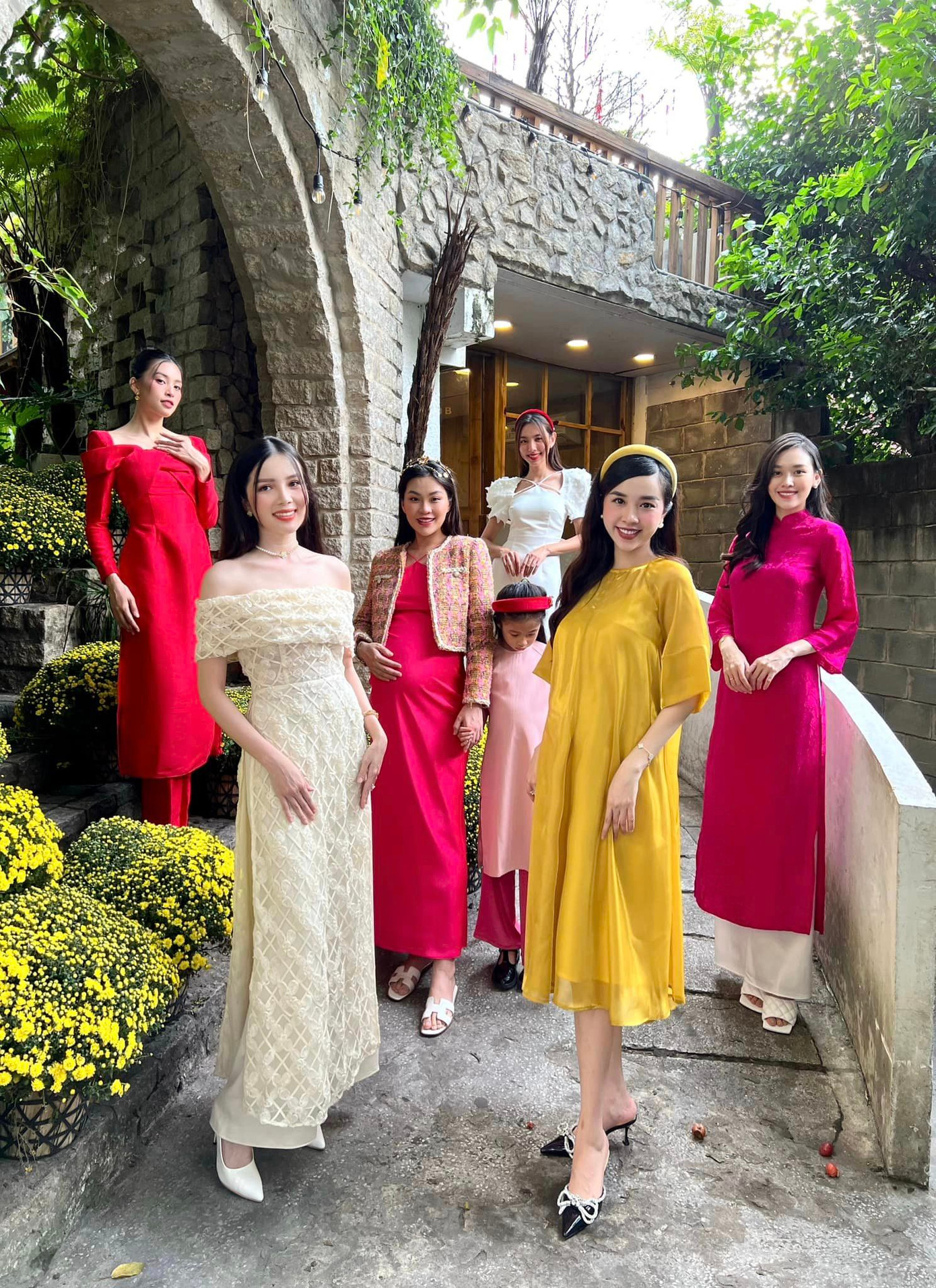 Thúy An trong một lần xuất hiện bên cạnh hội bạn thân là các hoa, á hậu nổi tiếng như Hoa hậu Thùy Tiên, Tiểu Vy, Á hậu Diễm Trang, Tường San...Dàn người đẹp thân thiết, thường xuyên gặp gỡ ngoài đời.