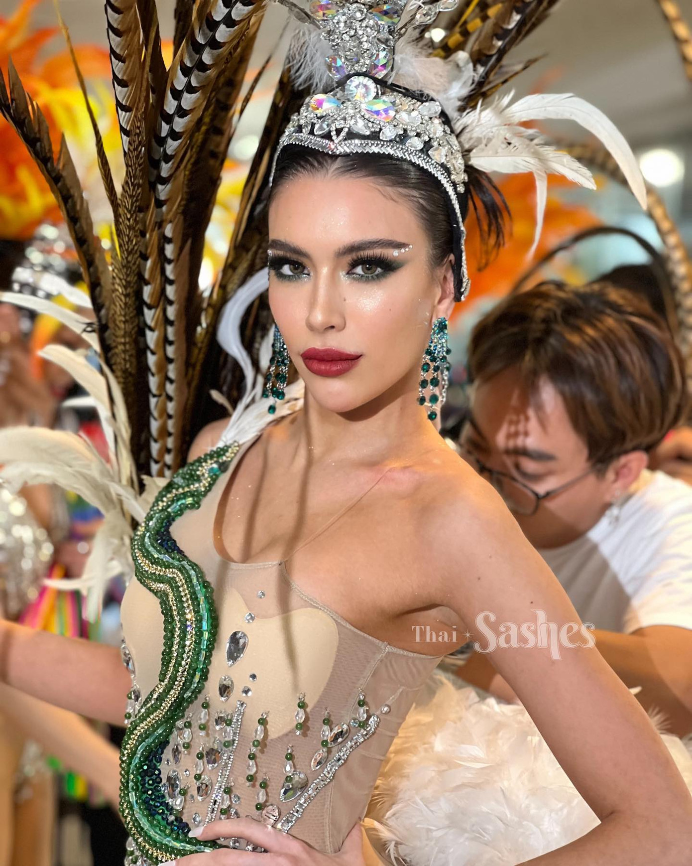 Người đẹp Kirana "Jazzy" Jasmine Chewter với trang phục lộng lẫy trên đường phố Thái Lan. Cô đang gây chú ý khi ghi danh tại Hoa hậu Hoàn vũ Thái Lan 2023. Kirana từng gây ấn tượng ở The Face Thailand mùa 2 và mùa All Stars.