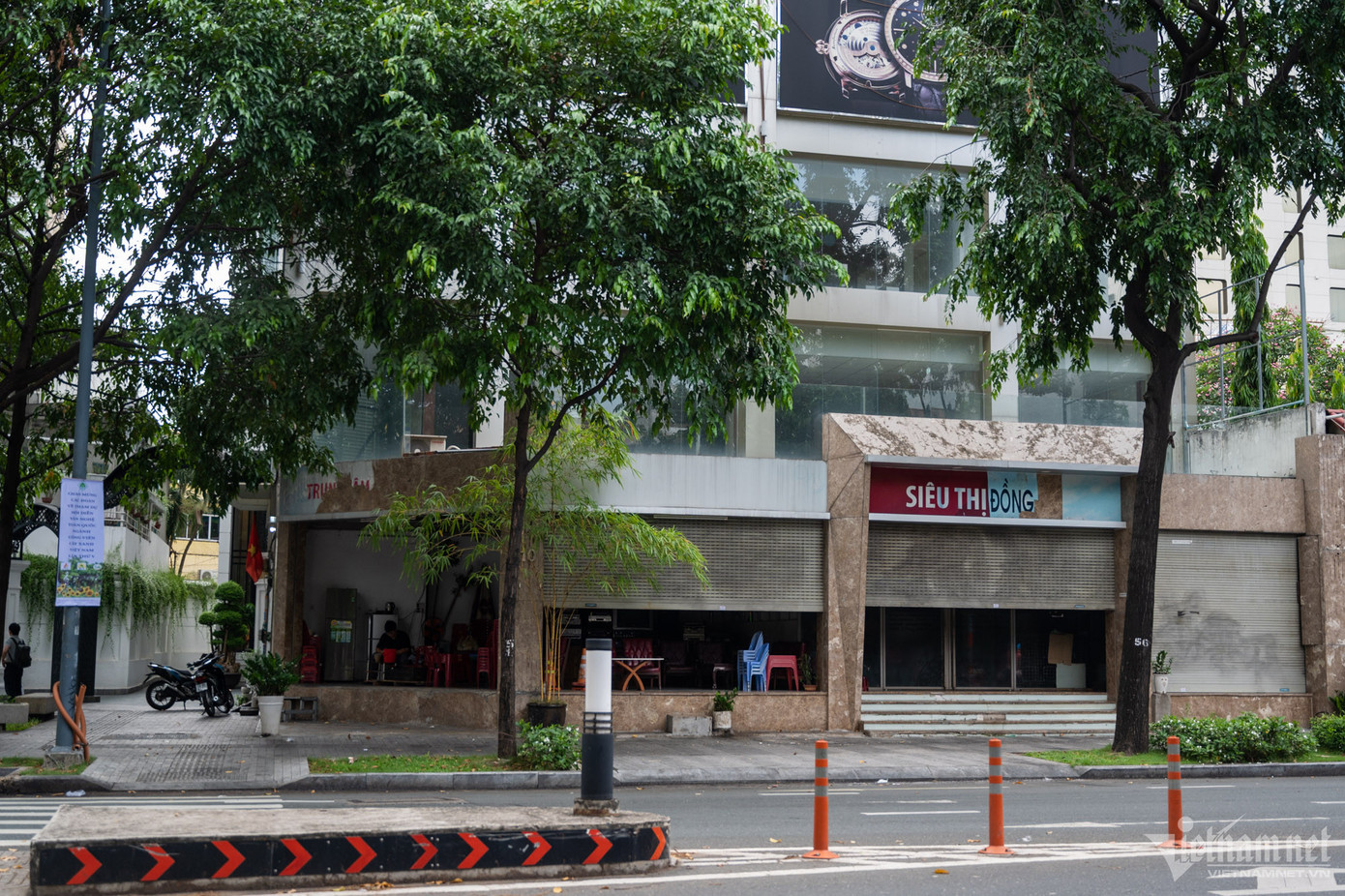 Nhiều mặt bằng bỏ trống được ai đó thuê lại một góc rồi bày hàng bán nước. Khung cảnh vắng lặng, đìu hiu ở hồ Con Rùa thường xuyên diễn ra vào sáng chủ nhật.