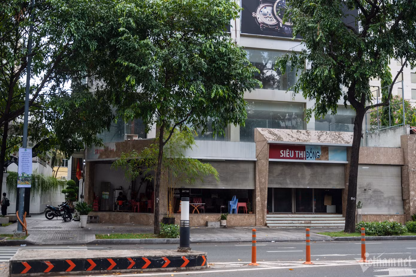 Nhiều mặt bằng bỏ trống được ai đó thuê lại một góc rồi bày hàng bán nước. Khung cảnh vắng lặng, đìu hiu ở hồ Con Rùa thường xuyên diễn ra vào sáng chủ nhật.