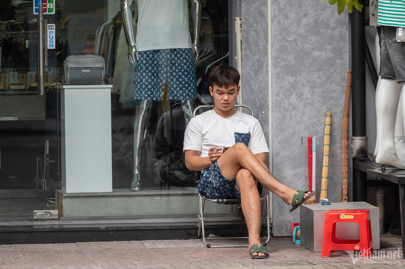 "Giá thuê mặt bằng tại đây rất đắt, phải đến cả 100 triệu/tháng. Để có tiền trả mặt bằng, chúng tôi phải áp dụng phương thức livestream bán online liên tục", một chủ cửa hàng thời trang nam chia sẻ. Sau đợt Tết Nguyên đán vừa qua, tình hình kinh doanh tại cơ sở này giảm đến 50%.