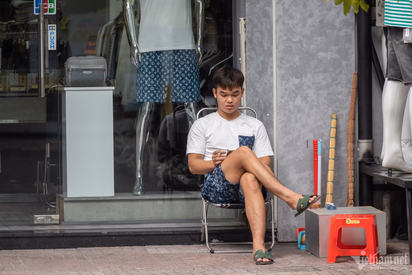 "Giá thuê mặt bằng tại đây rất đắt, phải đến cả 100 triệu/tháng. Để có tiền trả mặt bằng, chúng tôi phải áp dụng phương thức livestream bán online liên tục", một chủ cửa hàng thời trang nam chia sẻ. Sau đợt Tết Nguyên đán vừa qua, tình hình kinh doanh tại cơ sở này giảm đến 50%.
