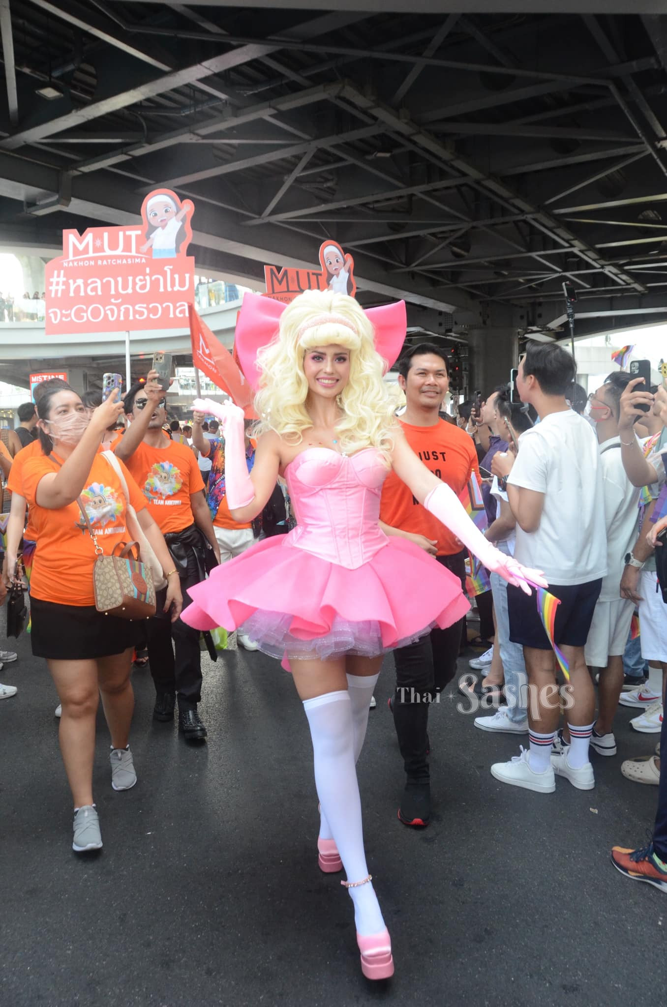 Hoa hậu Siêu quốc gia 2019 Anntonia Porsild hóa thân thành nàng công chúa tóc vàng với bộ váy bồng bềnh tông màu hồng trên đường phố.