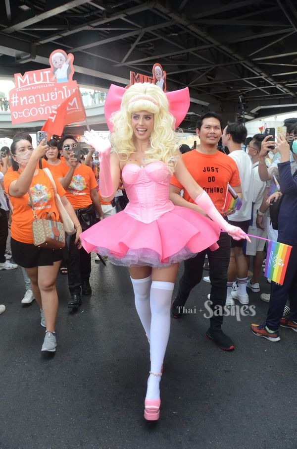 Hoa hậu Siêu quốc gia 2019 Anntonia Porsild hóa thân thành nàng công chúa tóc vàng với bộ váy bồng bềnh tông màu hồng trên đường phố.