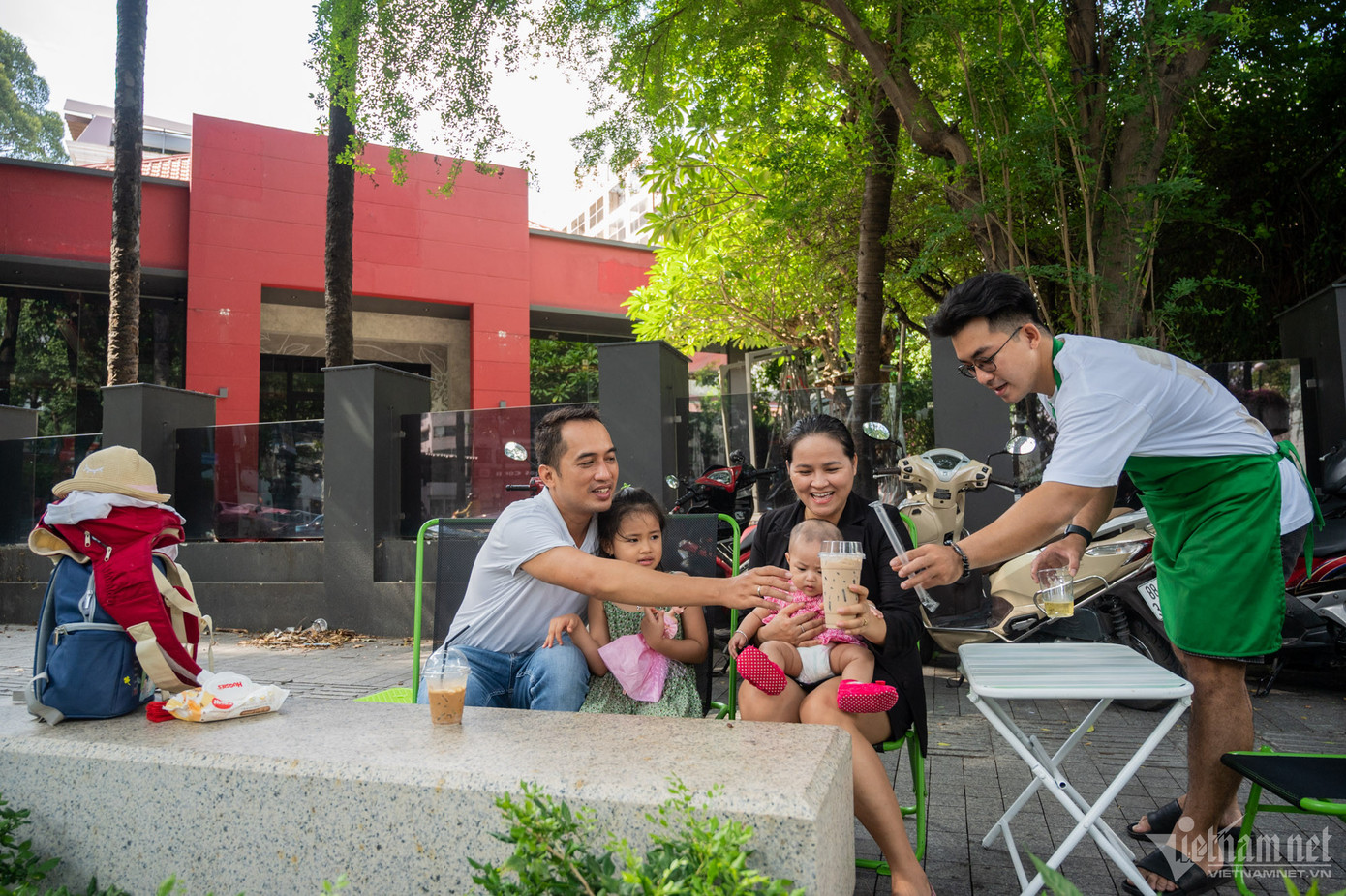 Du khách tới hồ Con Rùa đi dạo cuối tuần cũng bất ngờ vì sự vắng vẻ của nơi này so với trước đây.