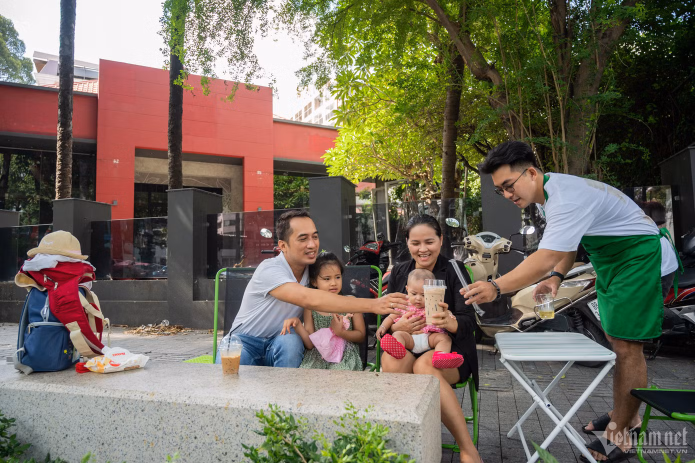 Du khách tới hồ Con Rùa đi dạo cuối tuần cũng bất ngờ vì sự vắng vẻ của nơi này so với trước đây.