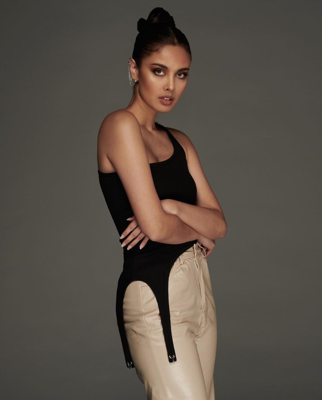 Theo ABS-CBN, Megan Young còn là một streamer nổi tiếng trong giới game thủ. Trên mạng xã hội, cô thường xuyên livestream chơi các trò chơi. Người đẹp Philippines tiết lộ cô đam mê game trước khi tham gia đấu trường nhan sắc.