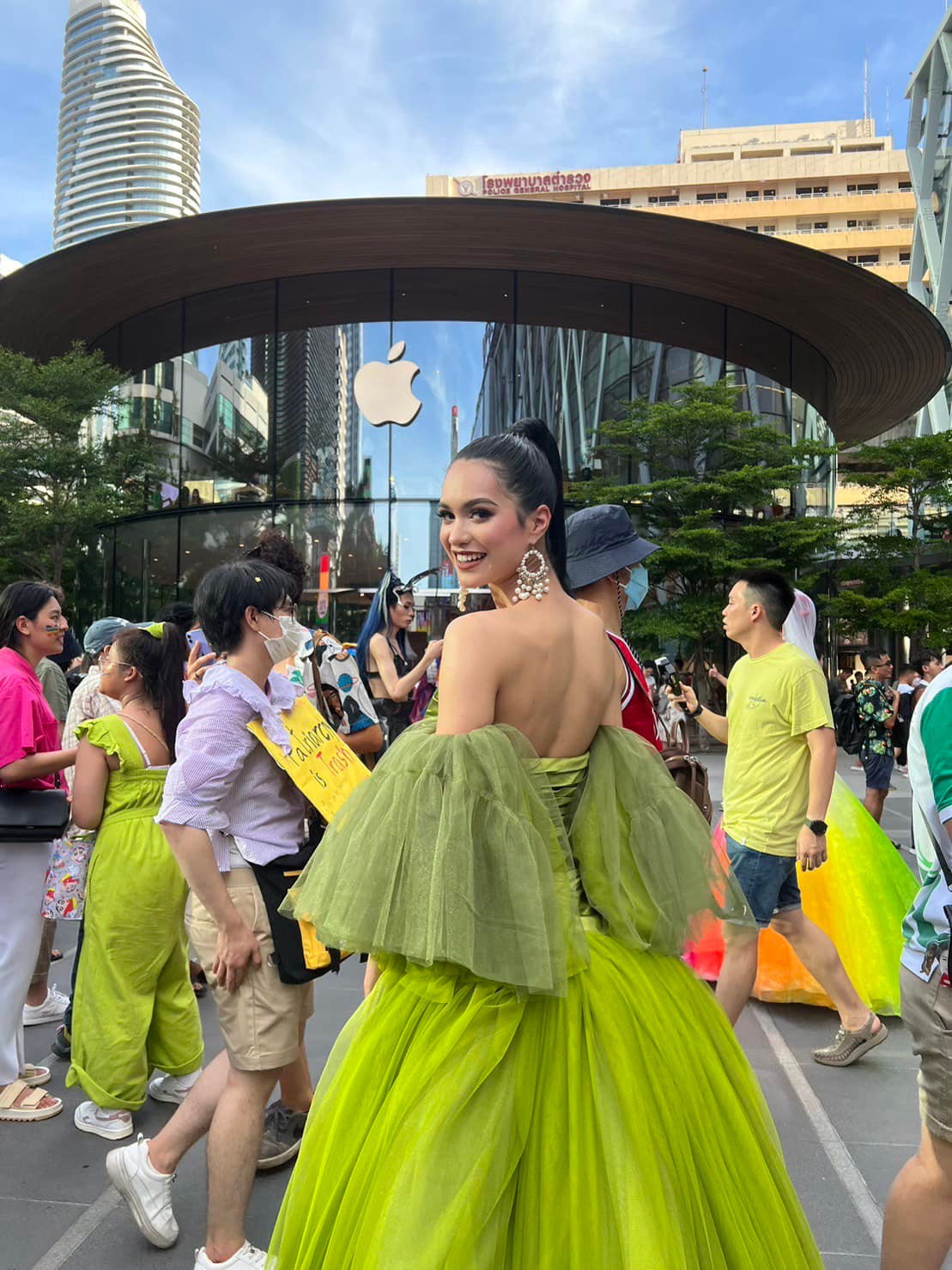 Sự xuất hiện của dàn người đẹp với những trang phục lộng lẫy, cầu kỳ mang lại không khí sôi động cho Bangkok Pride năm nay.