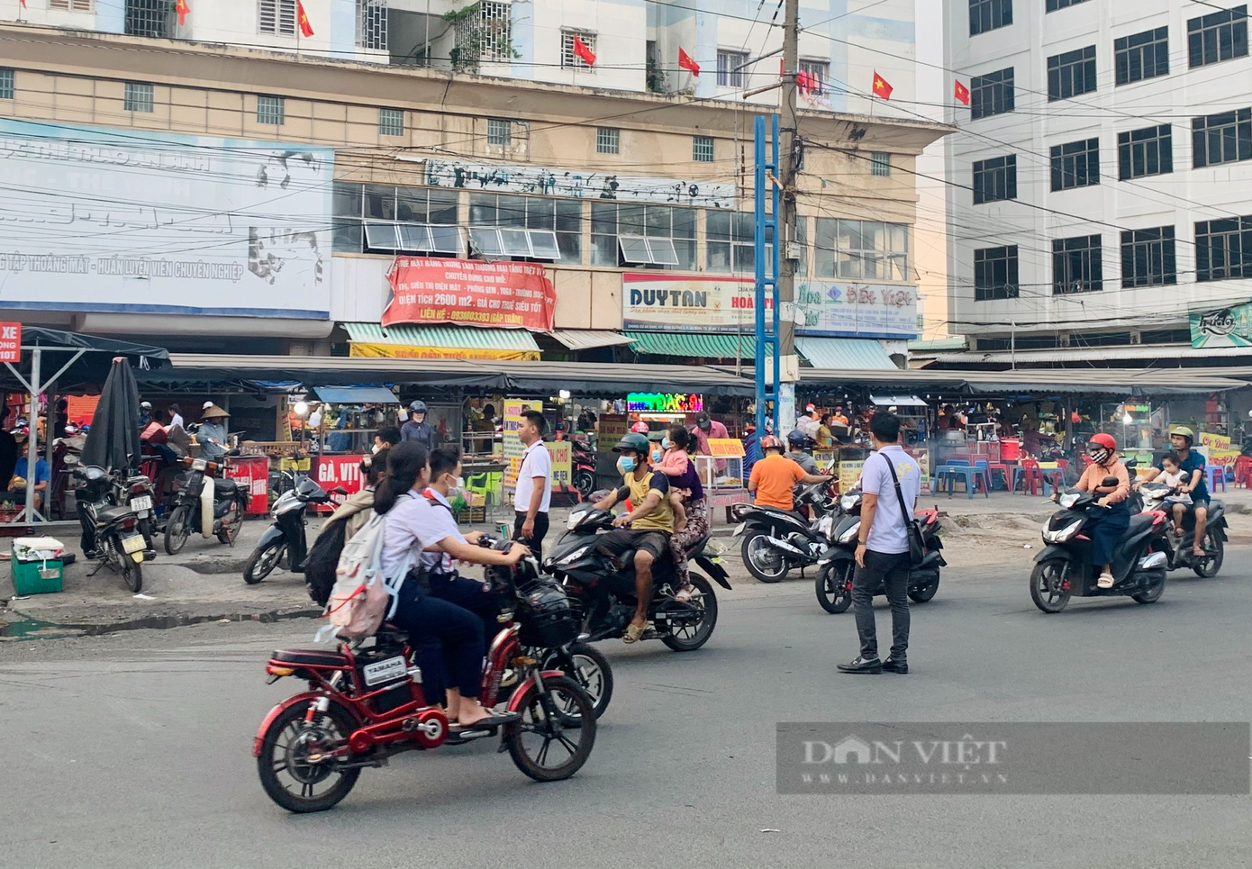 Môi giới bất động sản đi vào một khu chợ để tìm khách hàng. Ảnh: Gia Linh Môi giới bất động sản đi vào một khu chợ để tìm khách hàng. Ảnh: Gia Linh