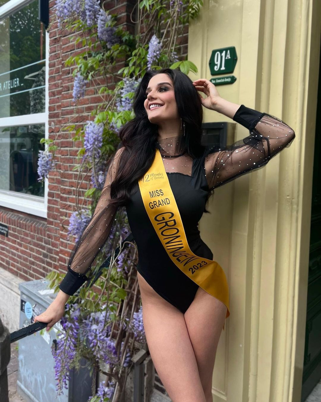 Trên trang cá nhân, Melissa Bottema thường xuyên đăng tải những hình ảnh quyến rũ trong trang phục áo tắm, bikini cắt xẻ, nhận được nhiều lời khen ngợi.