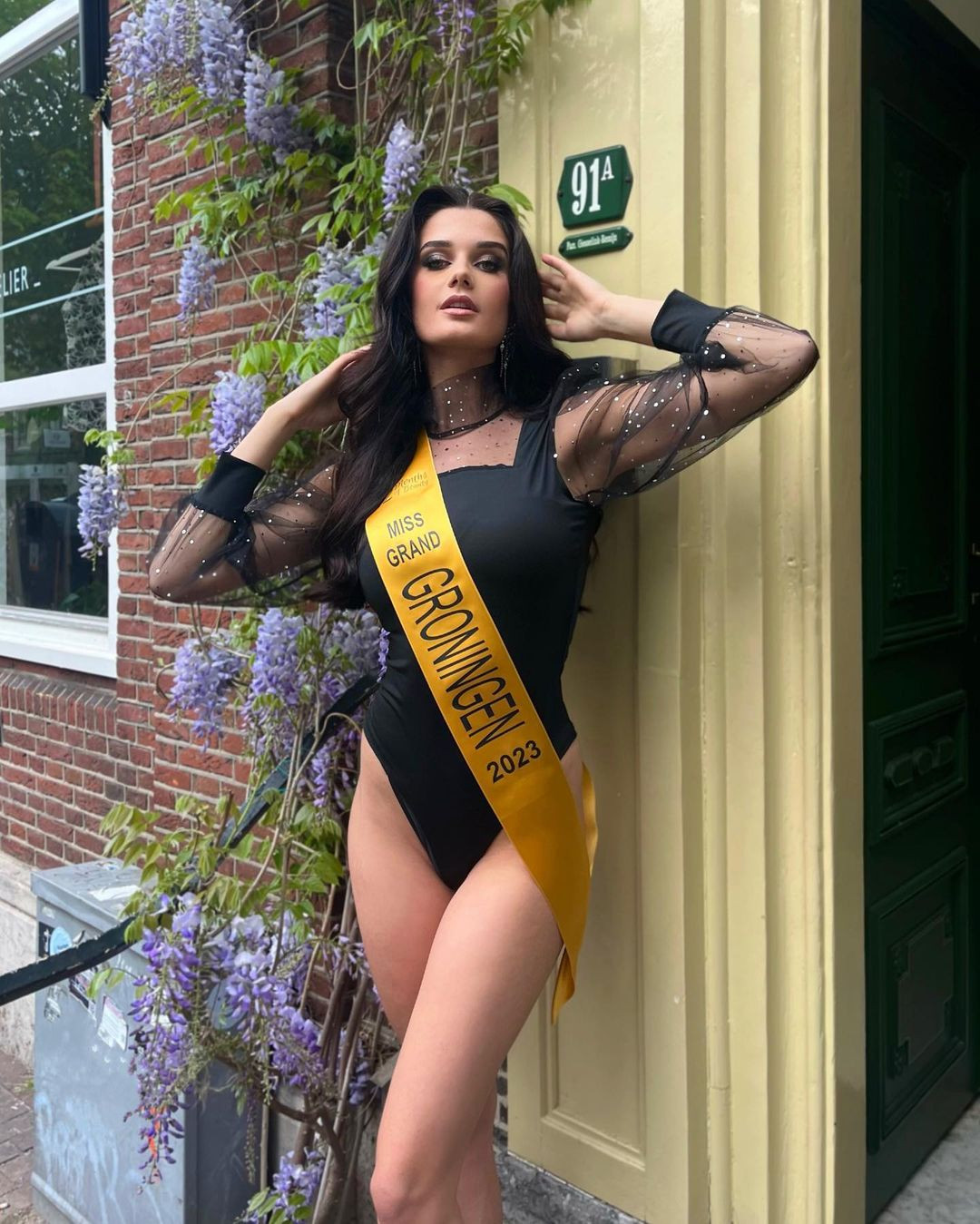 Trên trang cá nhân, Melissa Bottema thường xuyên đăng tải những hình ảnh quyến rũ trong trang phục áo tắm, bikini cắt xẻ, nhận được nhiều lời khen ngợi.