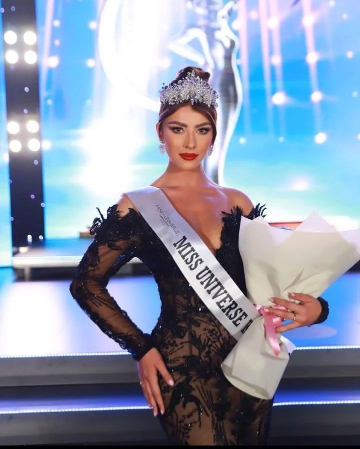 Hoa hậu Hoàn vũ Kosovo 2023 Arbesa Rrahmani năm nay 21 tuổi, đến từ Ferizaj, Kosovo.