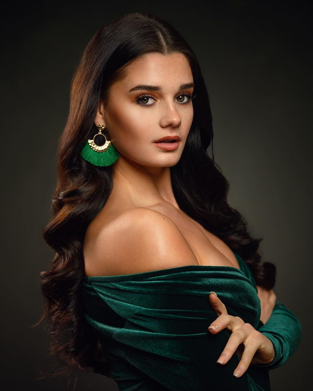 Người đẹp đã tốt nghiệp chuyên ngành Công tác Xã hội tại trường Hanzehogeschool Groningen. Cô có thể nói được tiếng Anh trôi chảy.