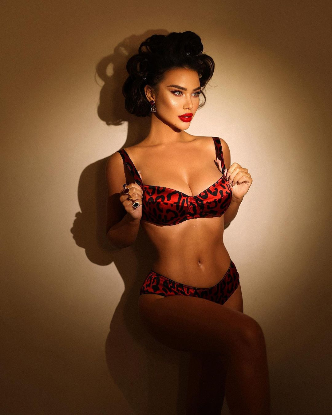 Endi Demneri có thân hình đồng hồ cát quyến rũ, đặc biệt là vòng một đầy đặn. Đây được xem là thế mạnh của những người đẹp Albania tại sân chơi Hoa hậu Hoàn vũ.