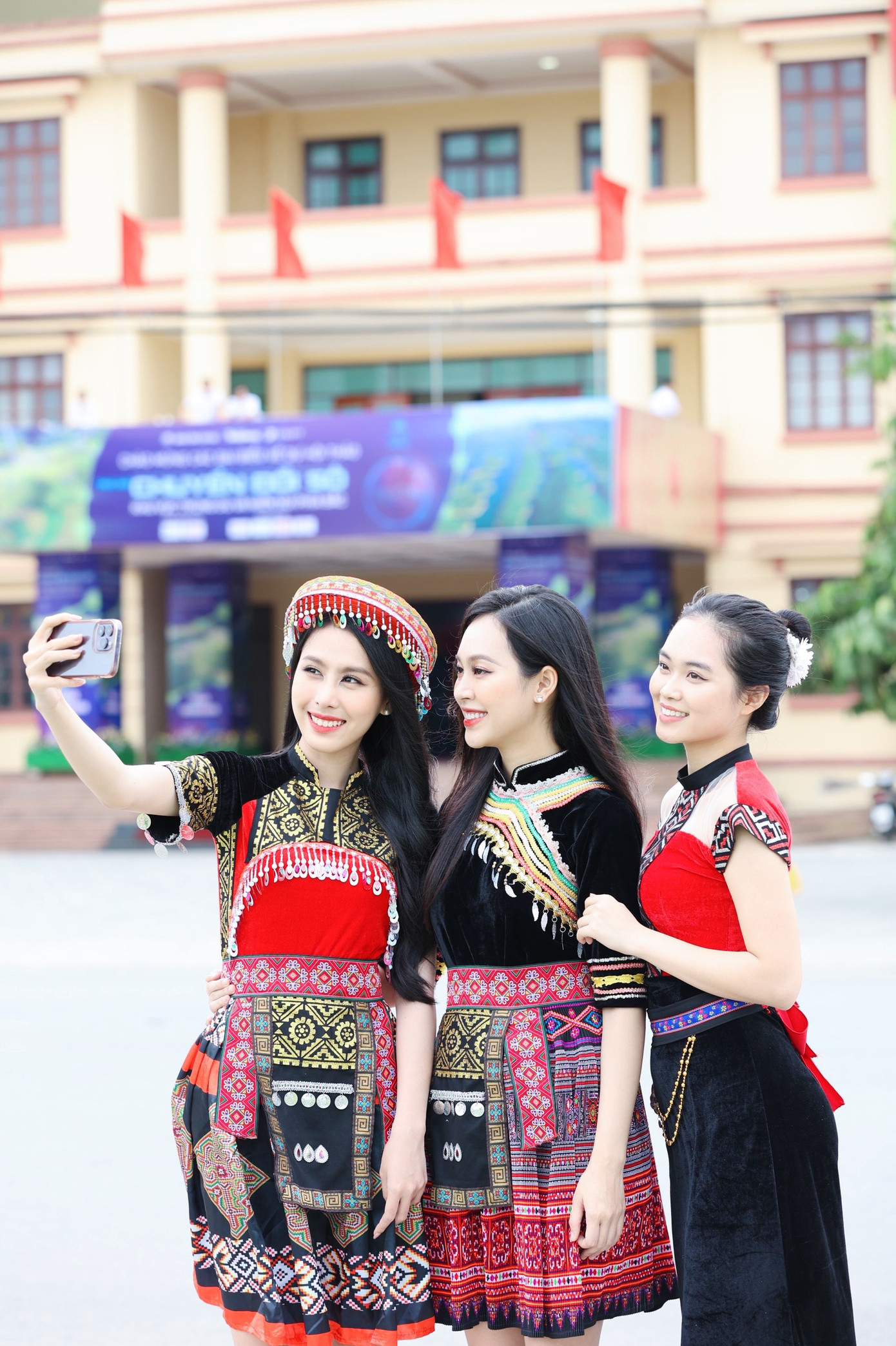 Có mặt tại buổi hội thảo, các người đẹp mặc trang phục hoạ tiết thổ cẩm của vùng núi Tây Bắc. Trang phục với màu sắc rực rỡ tôn lên vẻ đẹp rạng rỡ của dàn người đẹp. Đây cũng là lần hiếm hoi Á hậu Thùy Linh, Ngọc Hằng cùng người đẹp Phương Anh hội ngộ sau cuộc thi Hoa hậu Việt Nam 2022. Họ vui mừng trò chuyện, ghi lại những khoảnh khắc kỷ niệm.