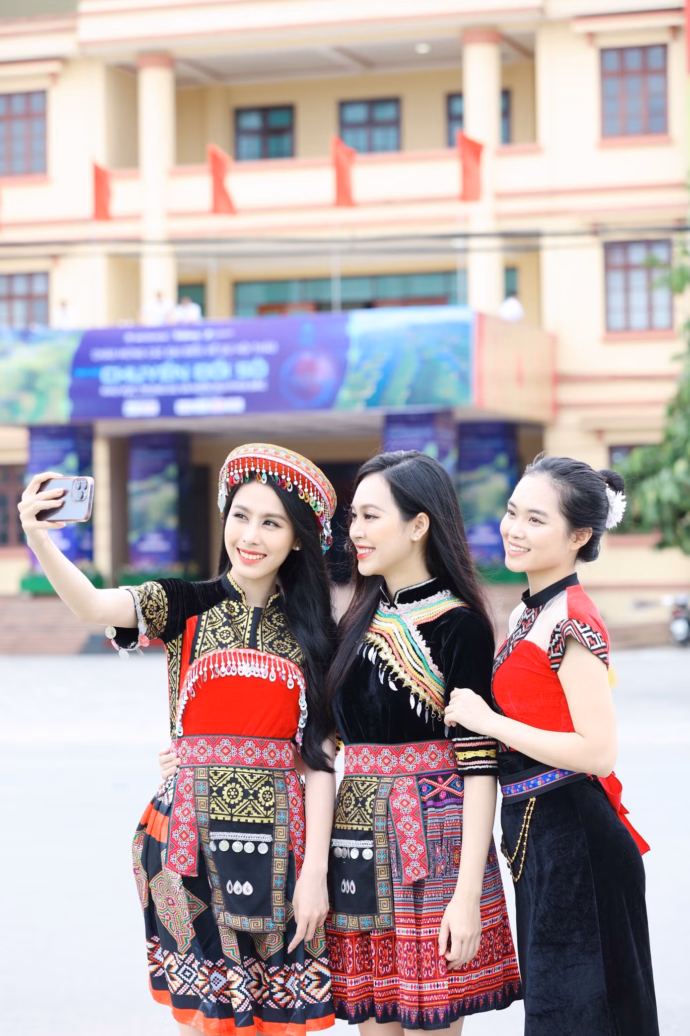 Có mặt tại buổi hội thảo, các người đẹp mặc trang phục hoạ tiết thổ cẩm của vùng núi Tây Bắc. Trang phục với màu sắc rực rỡ tôn lên vẻ đẹp rạng rỡ của dàn người đẹp. Đây cũng là lần hiếm hoi Á hậu Thùy Linh, Ngọc Hằng cùng người đẹp Phương Anh hội ngộ sau cuộc thi Hoa hậu Việt Nam 2022. Họ vui mừng trò chuyện, ghi lại những khoảnh khắc kỷ niệm.