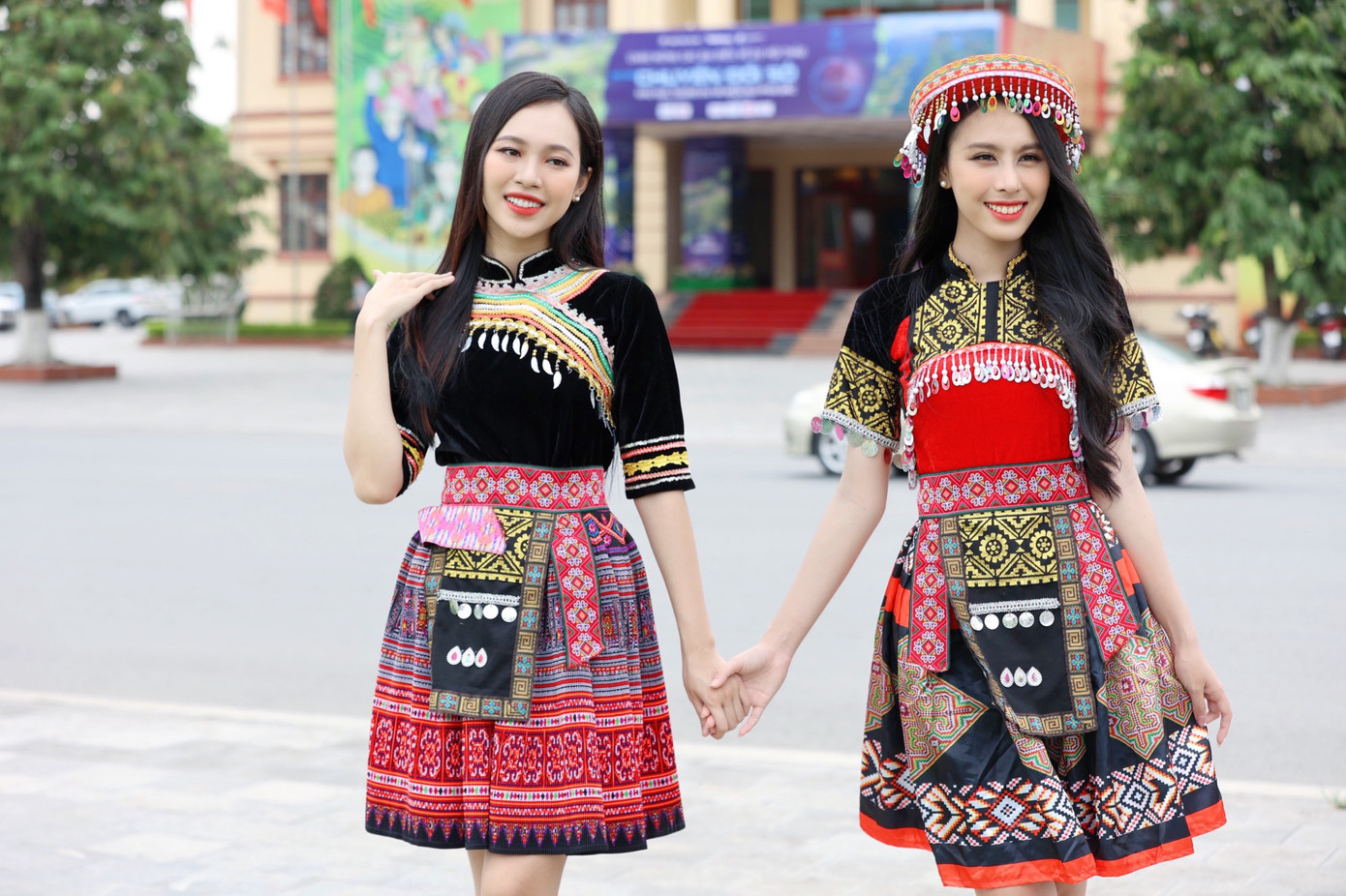 Có mặt tại buổi hội thảo, các người đẹp mặc trang phục hoạ tiết thổ cẩm của vùng núi Tây Bắc. Trang phục với màu sắc rực rỡ tôn lên vẻ đẹp rạng rỡ của dàn người đẹp. Đây cũng là lần hiếm hoi Á hậu Thùy Linh, Ngọc Hằng cùng người đẹp Phương Anh hội ngộ sau cuộc thi Hoa hậu Việt Nam 2022. Họ vui mừng trò chuyện, ghi lại những khoảnh khắc kỷ niệm.