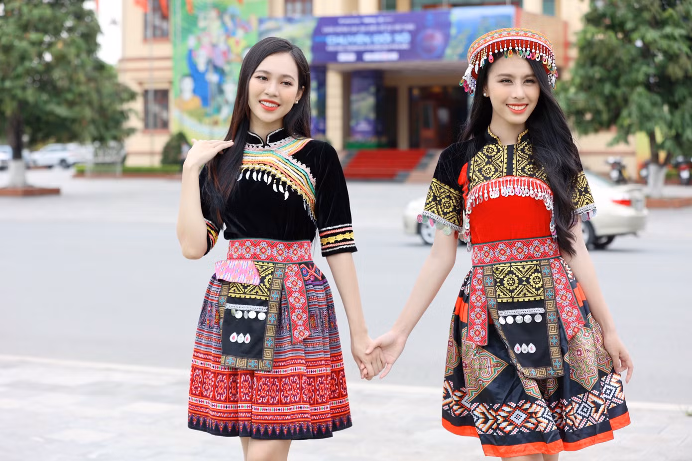 Có mặt tại buổi hội thảo, các người đẹp mặc trang phục hoạ tiết thổ cẩm của vùng núi Tây Bắc. Trang phục với màu sắc rực rỡ tôn lên vẻ đẹp rạng rỡ của dàn người đẹp. Đây cũng là lần hiếm hoi Á hậu Thùy Linh, Ngọc Hằng cùng người đẹp Phương Anh hội ngộ sau cuộc thi Hoa hậu Việt Nam 2022. Họ vui mừng trò chuyện, ghi lại những khoảnh khắc kỷ niệm.