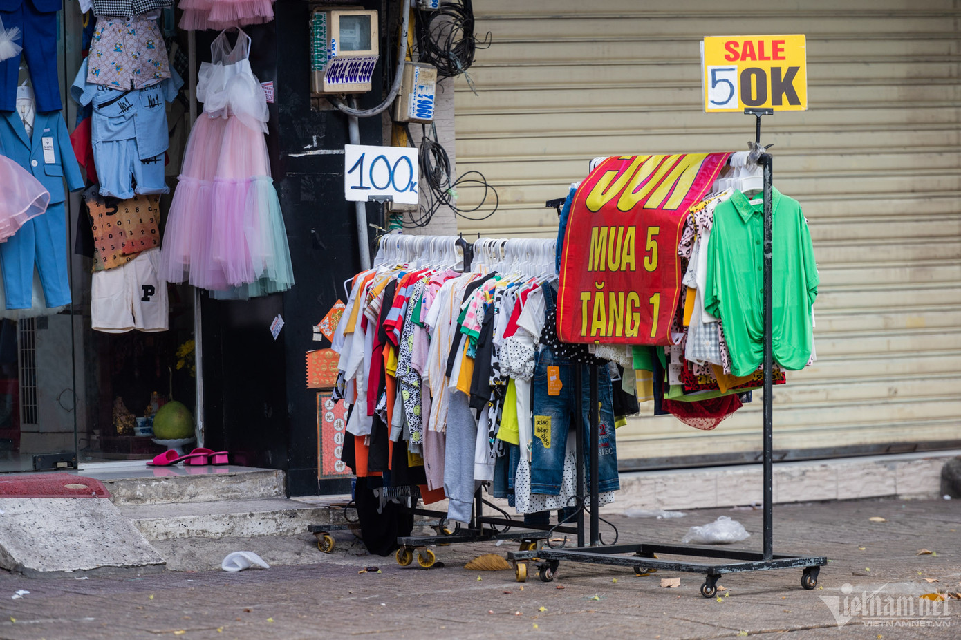 Để thu hút khách, các cửa hàng liên tục áp dụng nhiều chương trình khuyến mại hàng ngày. Một số nơi đại hạ giá sản phẩm đến 70%, mua 1 tặng 1.