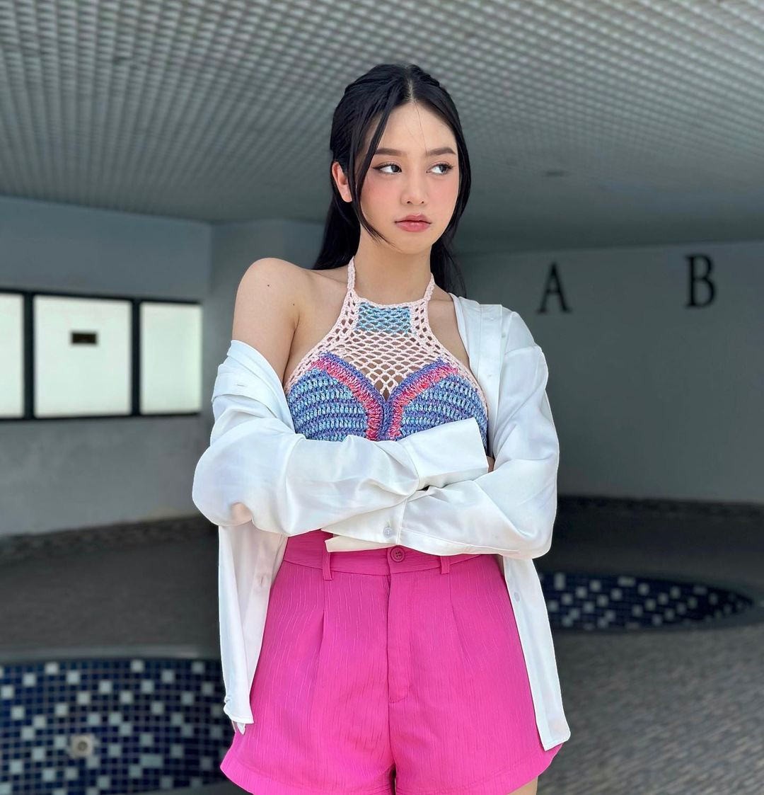 Để tránh nhàm chán, Thanh Thủy lựa chọn áo crop-top với chất liệu, kiểu dáng đa dạng. Đôi khi cô mặc crop-top kiểu len sợi, mang không khí nhiệt đới.